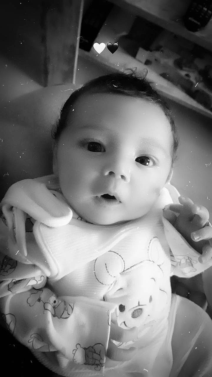 Alessandro participe au concours pour gagner de l'argent avec cette photo : arm, baby, black_and_white, cheek, chest, chin, eye, eyebrow, eyelash, flash_photography, gesture, happy, iris, lip, monochrome_photography, mouth, nose, person, skin, smile