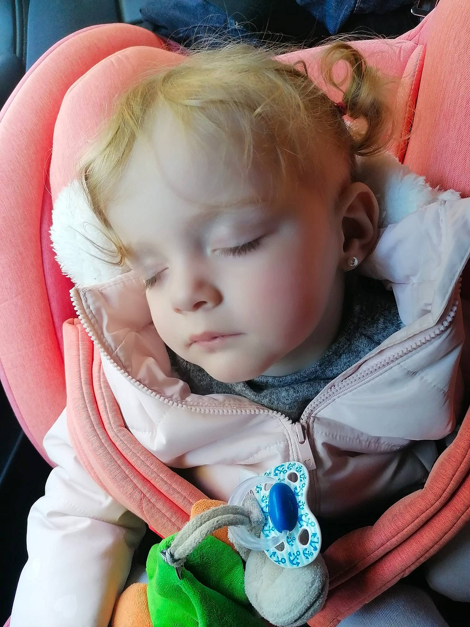 Louane participe au concours pour gagner de l'argent avec cette photo : baby, baby_toddler_clothing, cheek, comfort, ear, eye, facial_expression, grass, hair, happy, head, iris, lip, mouth, organ, person, pink, product, skin, toddler