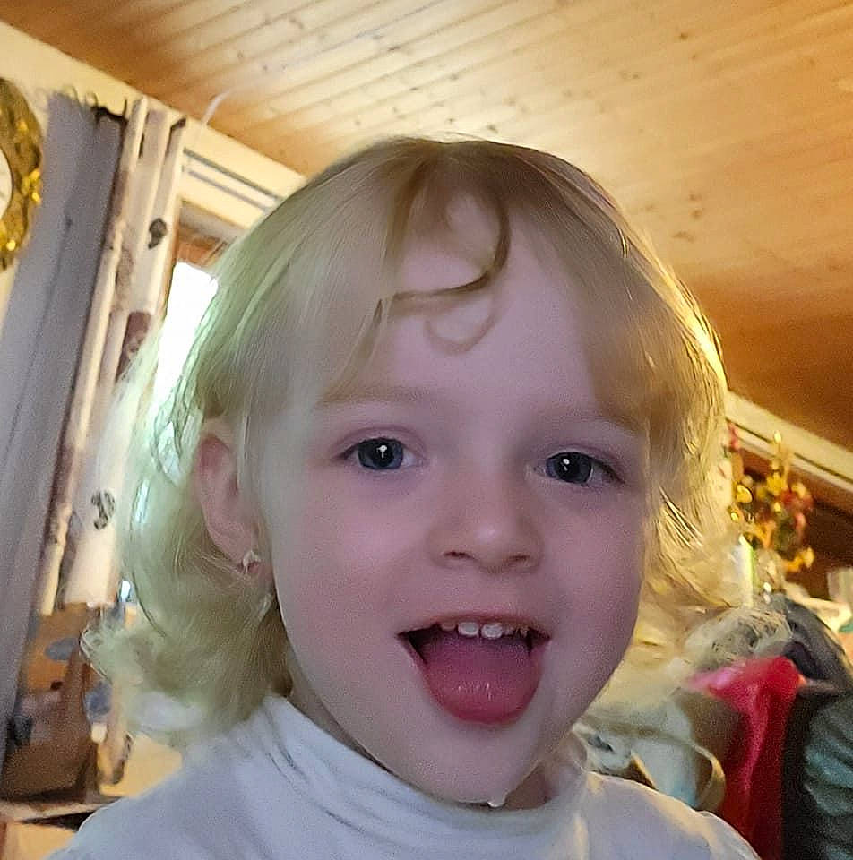 Louane a rejoint le concours — aidez-le/la à gagner de superbes lots ! bangs, blond, brown_hair, cheek, ear, eye, eyebrow, eyelash, forehead, fun, happy, iris, jaw, lip, mouth, nose, person, skin, smile, toddler