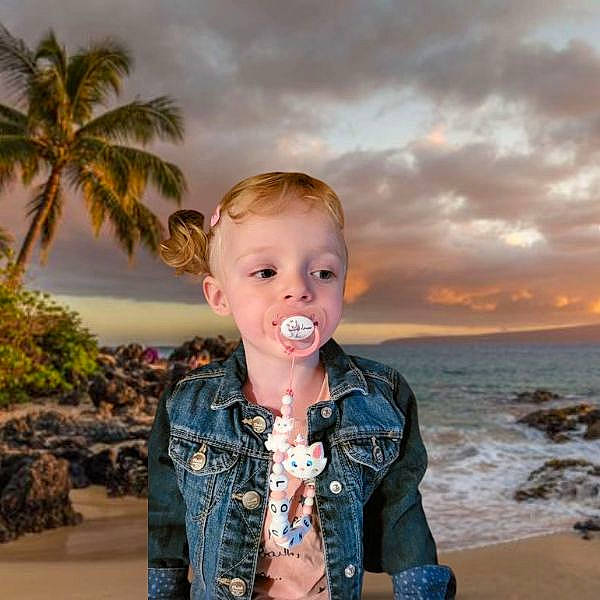 Louane a rejoint le concours — aidez-le/la à gagner de superbes lots ! arecales, baby_toddler_clothing, beach, blond, body_of_water, cloud, coast, flash_photography, fun, happy, leisure, palm_tree, person, plant, sand, sky, sleeve, toddler, travel, tree