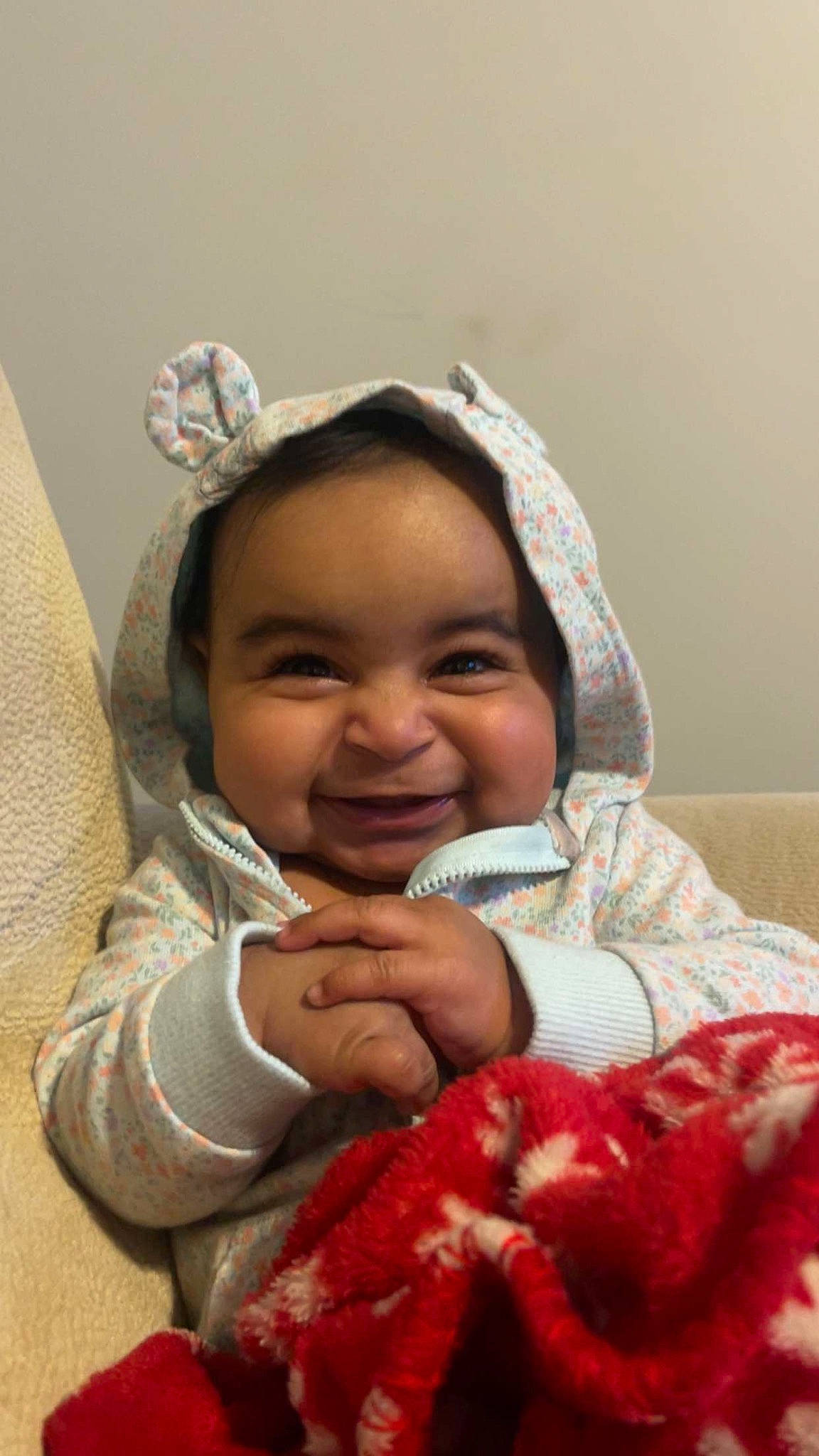 Alaia is registered to the contest to win money with this photo: carmine, cheek, child, close_up, crustacean, decapoda, finger, fruit, fur, gesture, happy, ingredient, joy, lip, mouth, nose, person, seafood, skin, smile