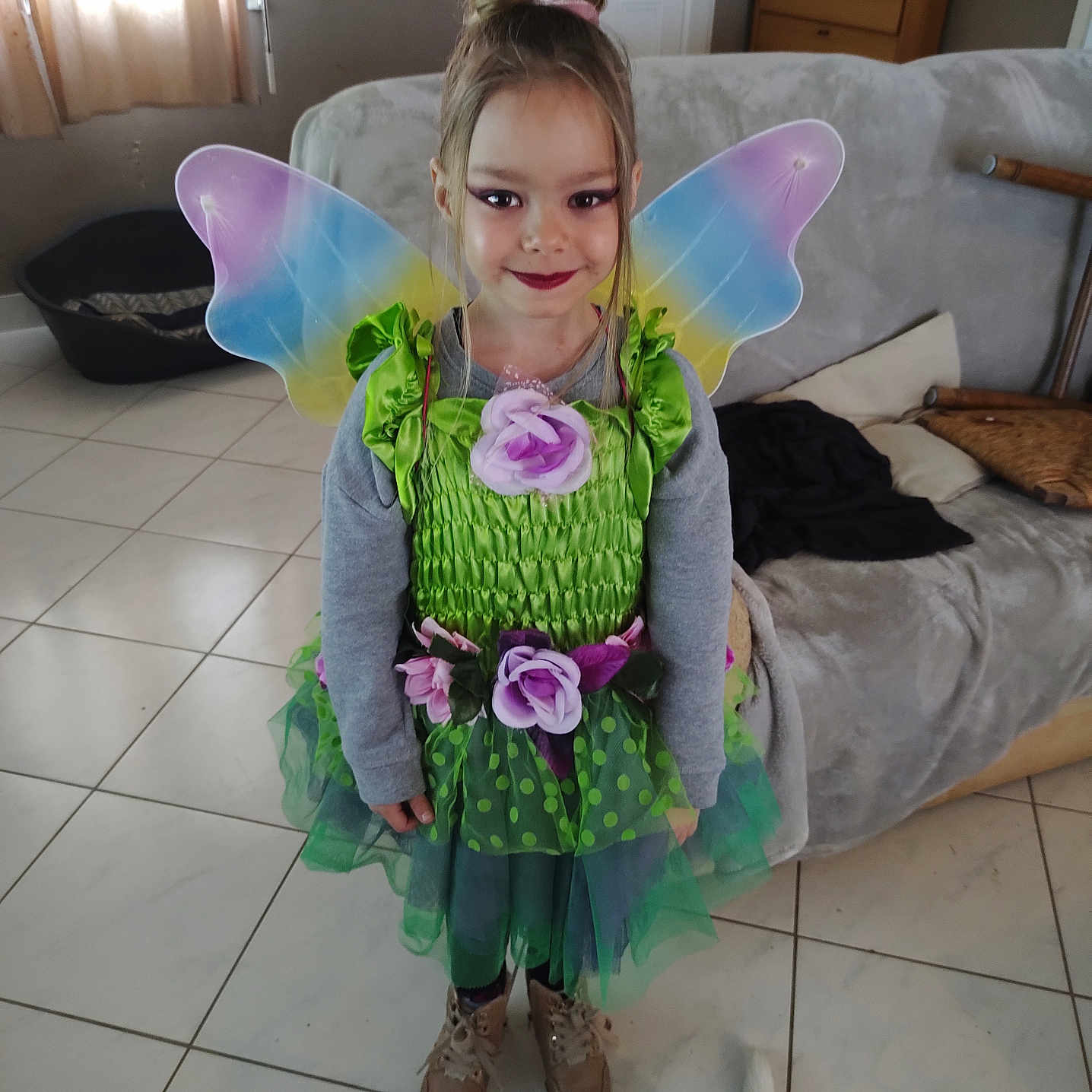 Séréna participe au concours pour gagner de l'argent avec cette photo : architecture, building, child, clothing, costume, couch, dress, face, female, flower, flowerarrangement, flowerbouquet, furniture, girl, indoors, livingroom, person, plant, purple, room