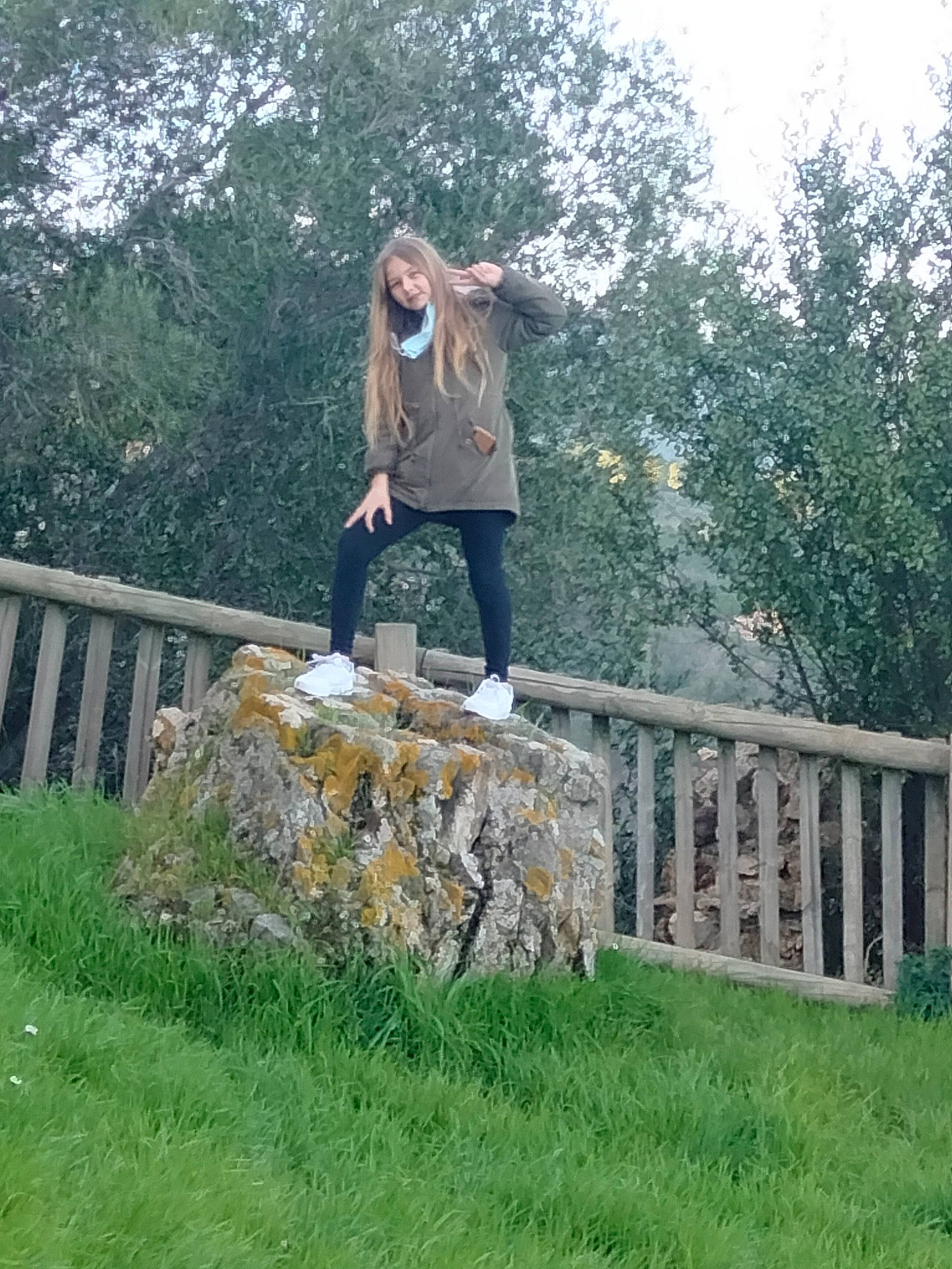 Amellya participe au concours pour gagner de l'argent avec cette photo : boot, denim, fence, grass, grassland, handrail, human_leg, joy, knee, landscape, leisure, people_in_nature, person, plant, rock, shrub, sitting, street_fashion, thigh, tree