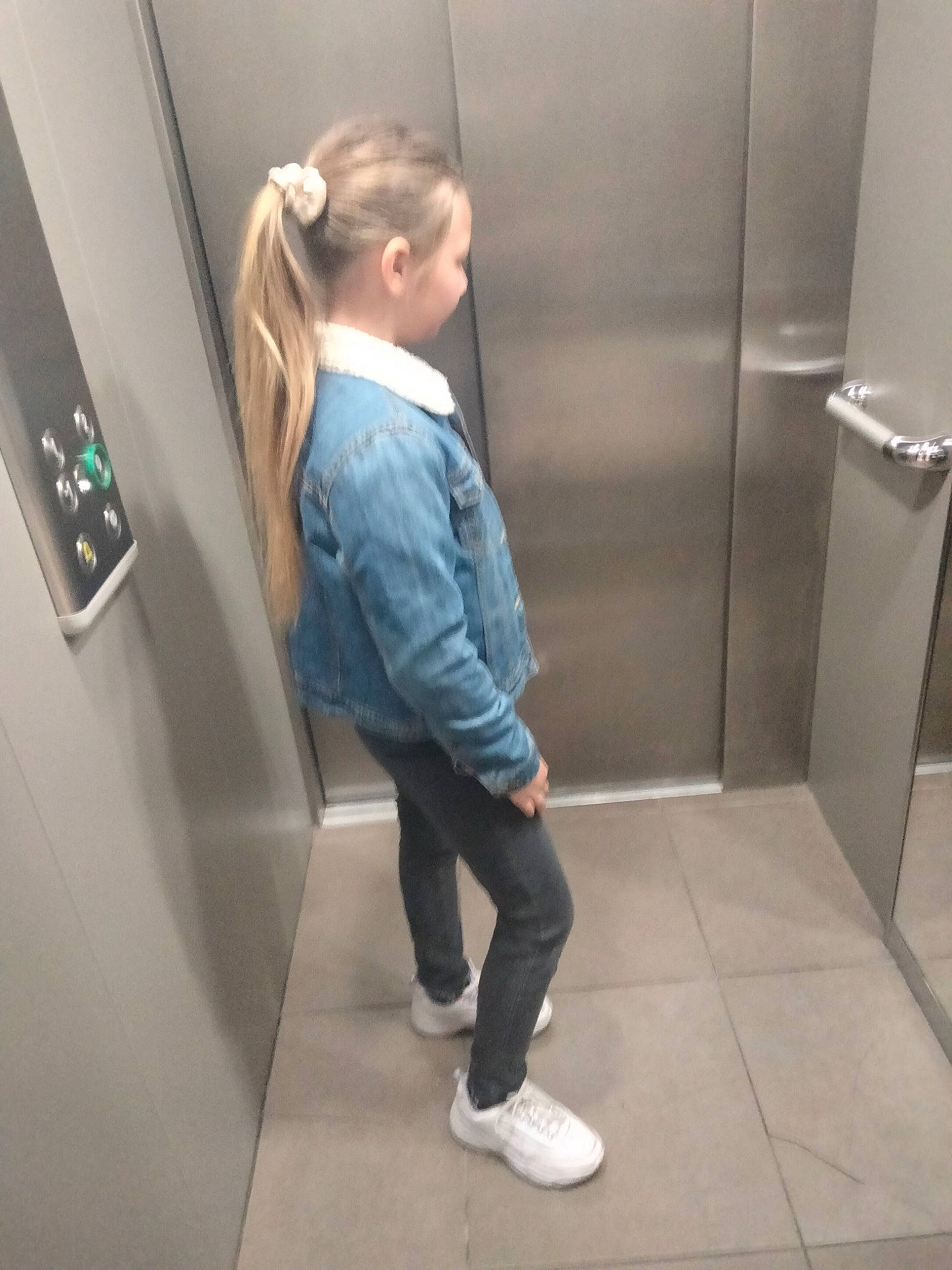 Kiki participe au concours pour gagner de l'argent avec cette photo : child, cleanliness, communication_device, display_device, door, elbow, electric_blue, elevator, flooring, fun, gadget, human_leg, knee, person, room, sleeve, sportswear, standing, t_shirt, toddler