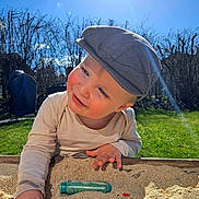 Lysio participe au concours pour gagner de l'argent avec cette photo : child, toddler, sandbox, sand, hat, cap, sunlight, outdoor, grass, smile, happy, face, hand, toy, play, backyard, sunflare, blue_sky, cloud, cheek