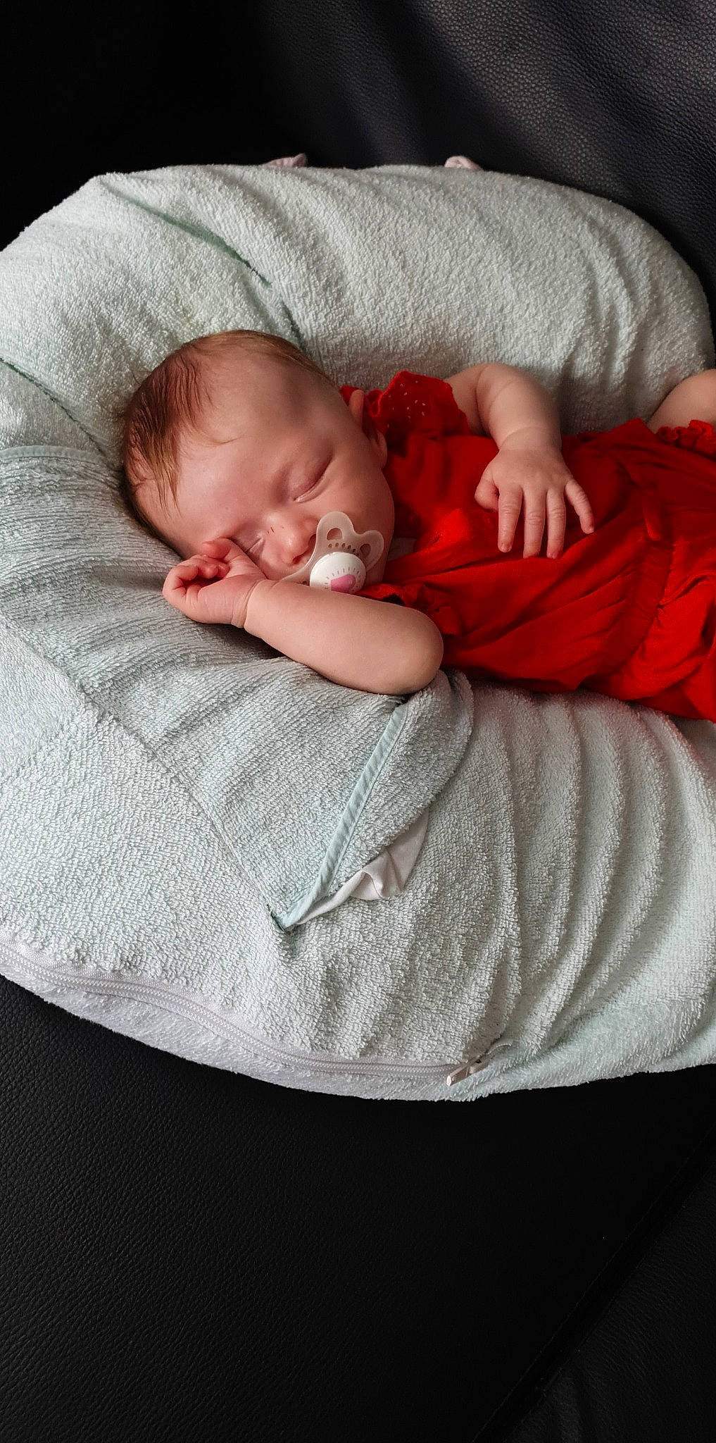 Carla participe au concours pour gagner de l'argent avec cette photo : arm, baby, baby_sleeping, bedtime, blanket, child, comfort, nap, person, skin, sleep, toddler