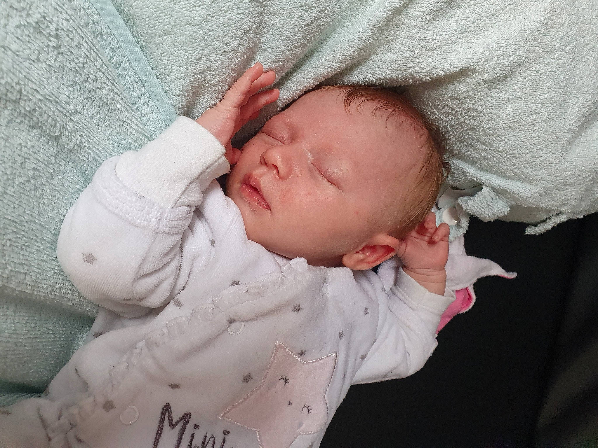 Carla participe au concours pour gagner de l'argent avec cette photo : arm, baby, baby_sleeping, birth, cheek, child, chin, ear, eye, face, forehead, hand, head, lip, mouth, nap, nose, person, skin, sleep