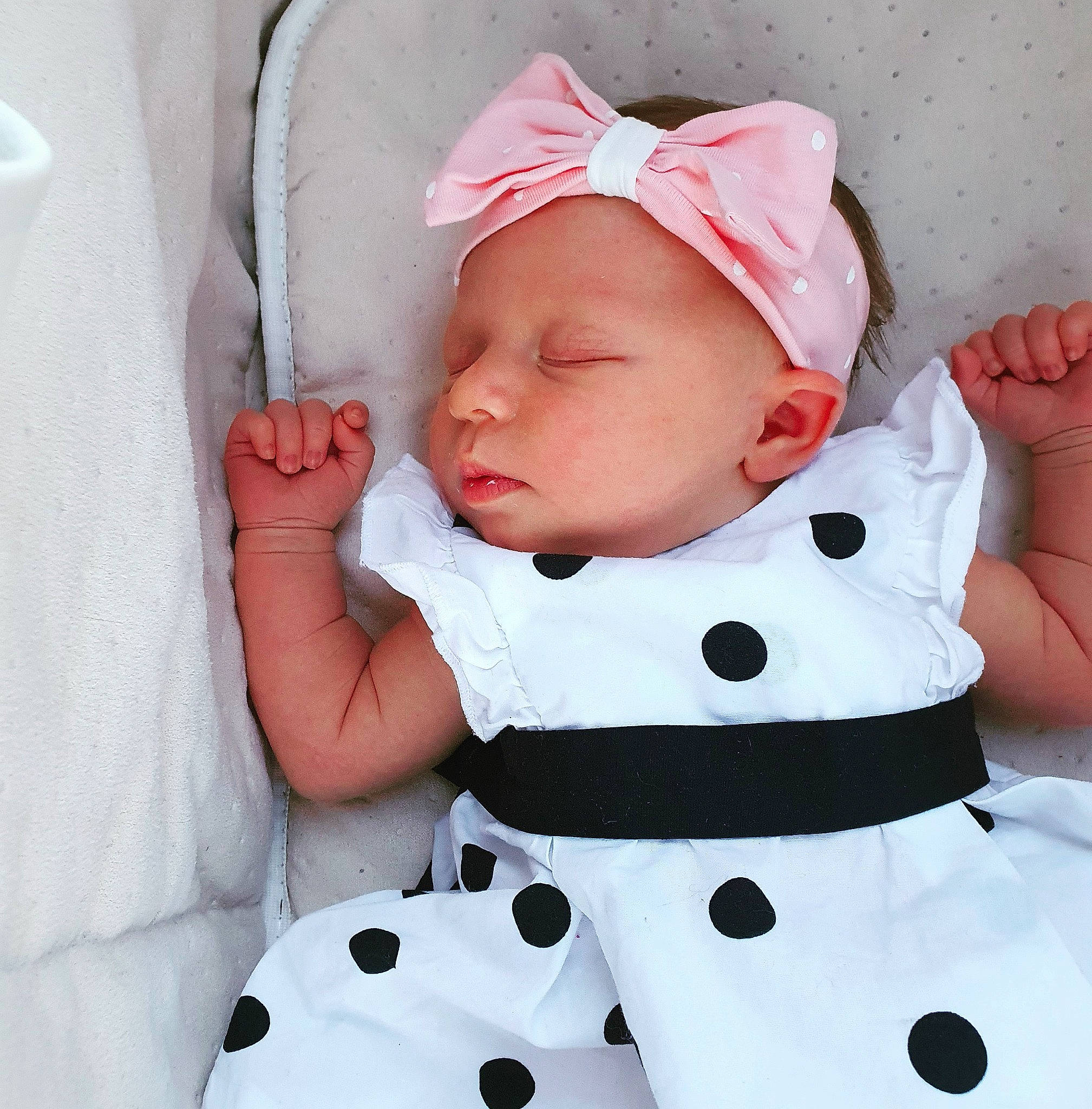 Carla participe au concours pour gagner de l'argent avec cette photo : baby, baby_products, baby_sleeping, baby_toddler_clothing, child, design, hair_accessory, pattern, person, pink, polka_dot, product, toddler