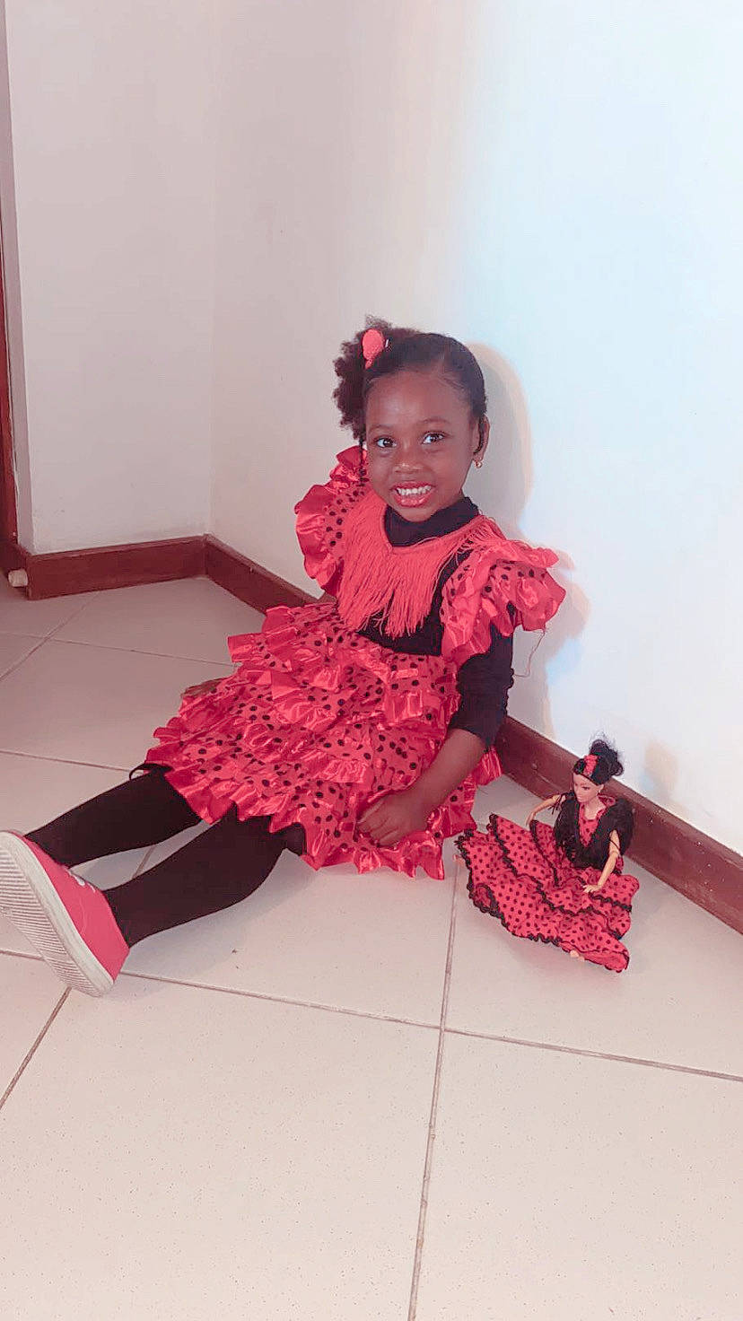 Juceila participe au concours pour gagner de l'argent avec cette photo : baby_toddler_clothing, day_dress, dress, embellishment, fashion_design, flooring, fun, human_leg, joy, knee, leg, magenta, pattern, person, pink, sitting, sleeve, smile, sock, thigh