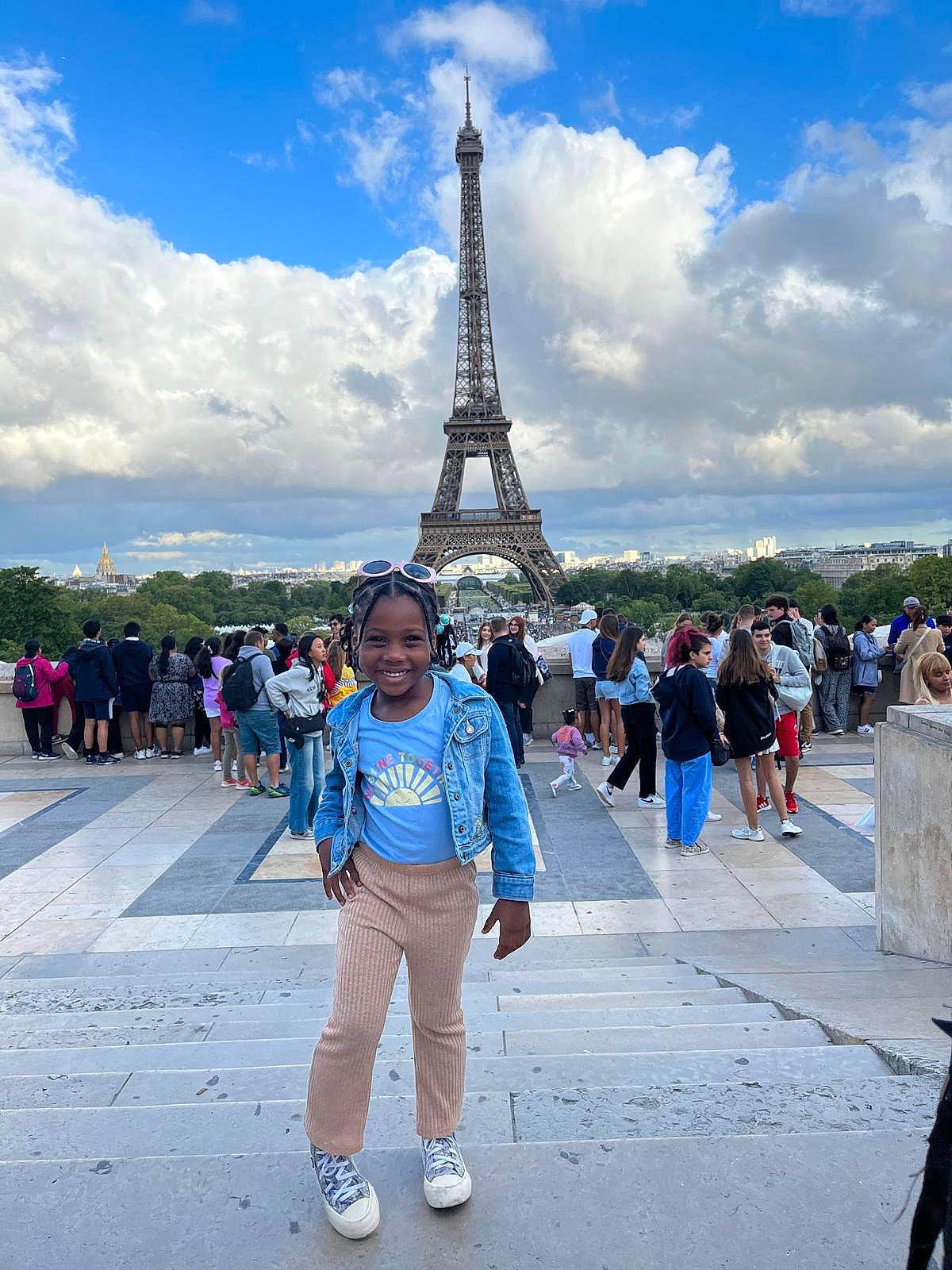 Juceila participe au concours pour gagner de l'argent avec cette photo : bag, city, cloud, crowd, event, fun, gesture, joy, leisure, luggage_and_bags, monument, pedestrian, person, pole, recreation, sky, spire, tourism, tower, travel