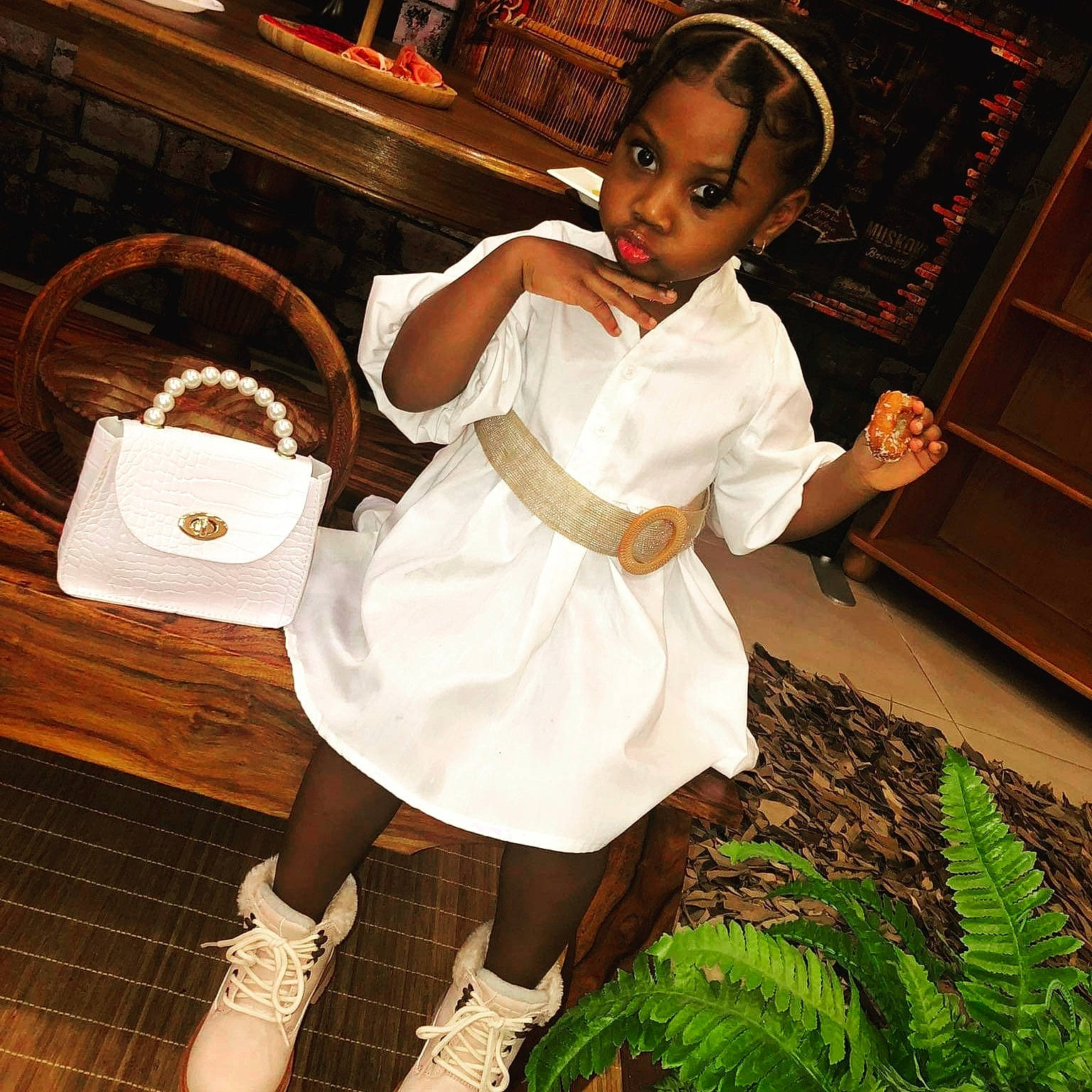 Juceila a rejoint le concours — aidez-le/la à gagner de superbes lots ! beauty, event, fashion_accessory, fashion_design, flash_photography, formal_wear, fun, fur, grass, happy, human_leg, pattern, person, plant, room, sandal, sitting, sock, thigh, toddler