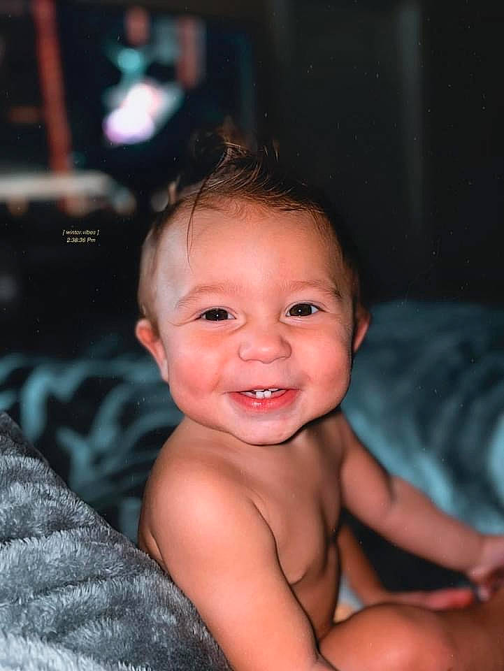 Jesiah is registered to the contest to win money with this photo: arm, cheek, eye, eyebrow, eyelash, finger, flash_photography, hairstyle, happy, human_body, iris, joy, leg, lip, mouth, muscle, neck, nose, person, skin