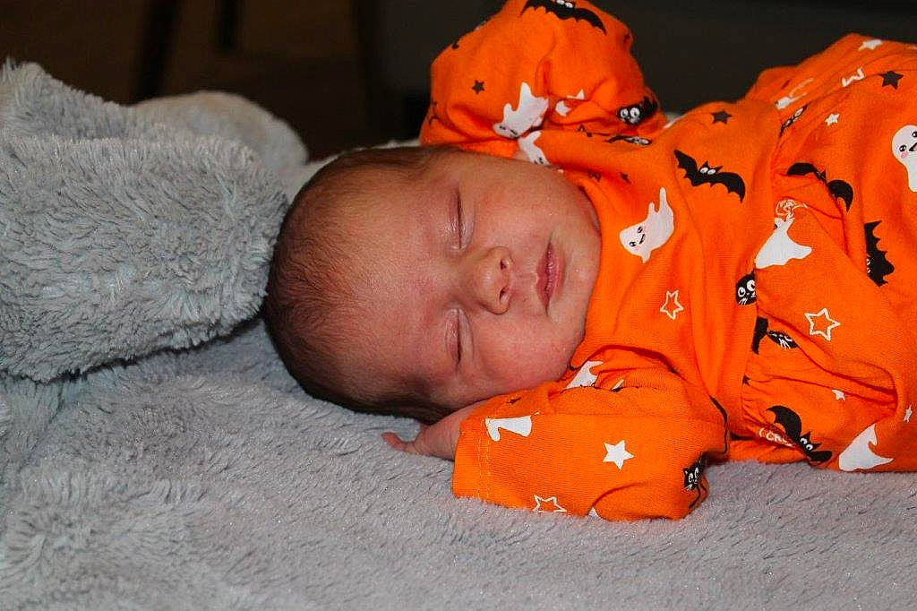 Cecilia is registered to the contest to win money with this photo: baby, baby_products, baby_sleeping, baby_toddler_clothing, bedtime, carmine, child, comfort, high_visibility_clothing, linens, nap, person, personal_protective_equipment, room, sleep, toddler