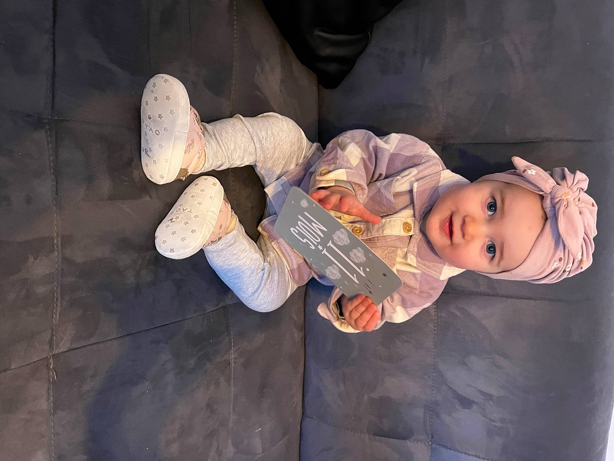 Mia a rejoint le concours — aidez-le/la à gagner de superbes lots ! baby, baby_toddler_clothing, carmine, child, comfort, flash_photography, flooring, foot, fun, gesture, happy, hat, headwear, human_leg, person, room, sitting, smile, toddler, tree