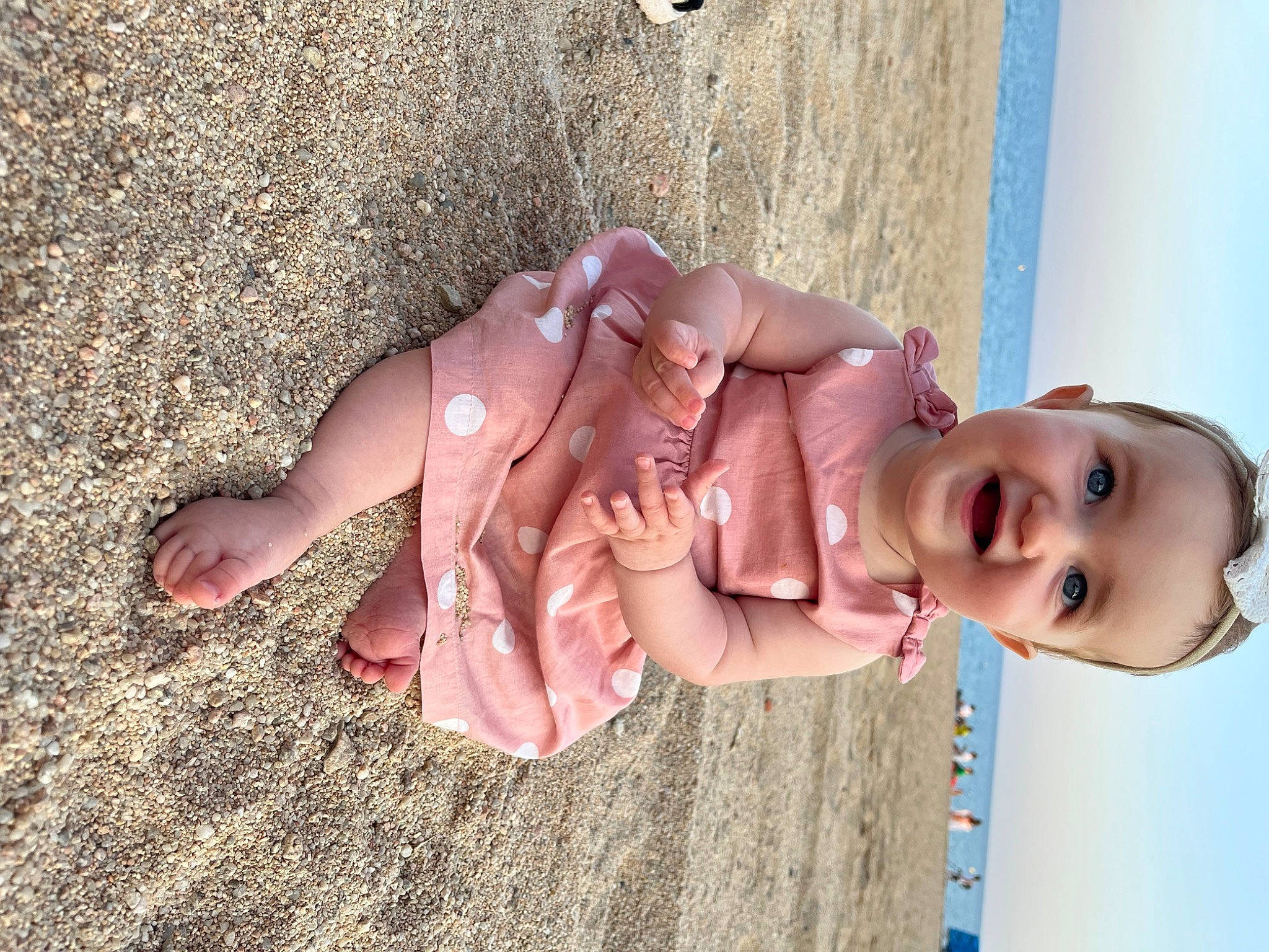 Mia a rejoint le concours — aidez-le/la à gagner de superbes lots ! baby, beach, foot, fun, gesture, grass, hand, happy, human, human_leg, joy, leisure, people_in_nature, person, sand, skin, sky, smile, toddler, tree