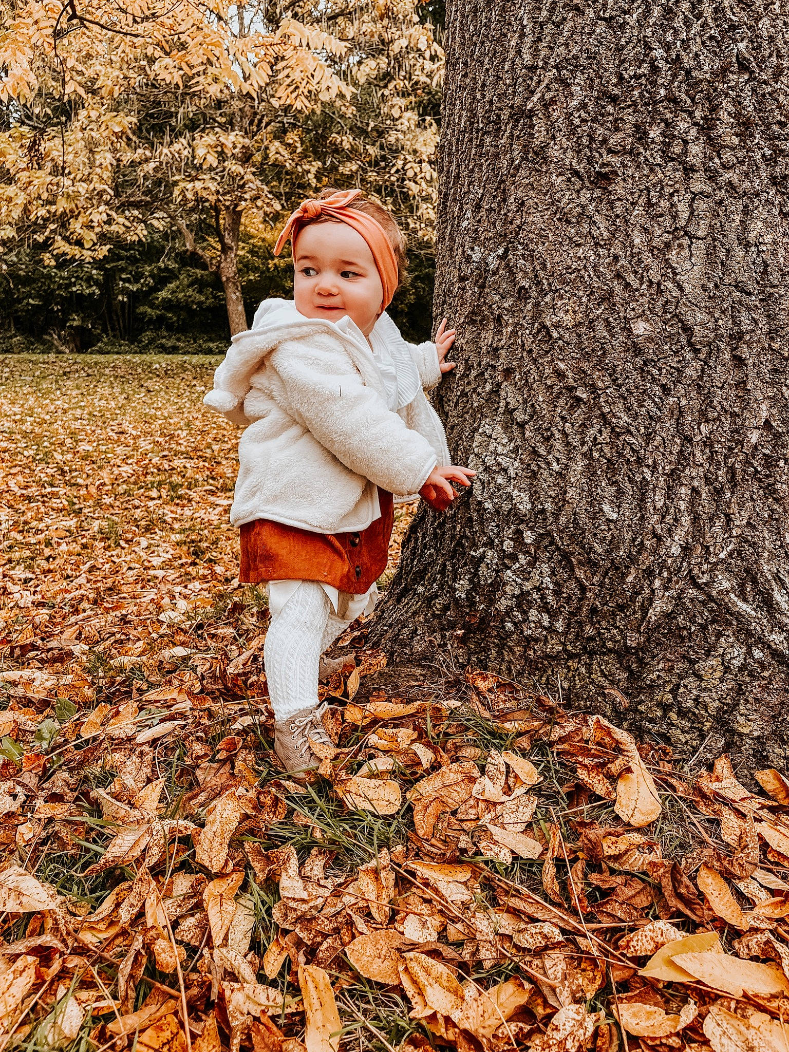 Mia participe au concours pour gagner de l'argent avec cette photo : branch, deciduous, flash_photography, forest, grass, happy, headwear, leaf, leisure, natural_landscape, people_in_nature, person, plant, sunlight, tints_and_shades, toddler, tree, trunk, twig, wood