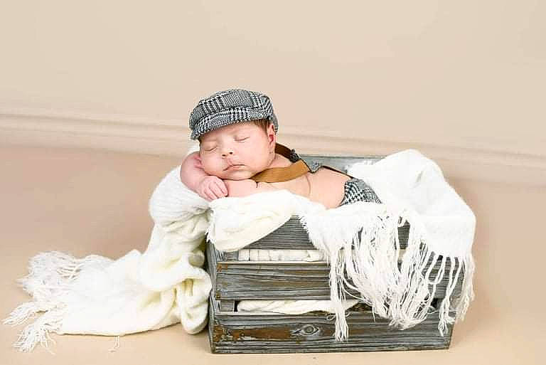 Lyam a rejoint le concours — aidez-le/la à gagner de superbes lots ! baby, baby_sleeping, cap, comfort, fashion_accessory, flash_photography, flooring, fur, happy, headpiece, headwear, human_leg, jewellery, linens, person, portrait, portrait_photography, reading, sitting, table