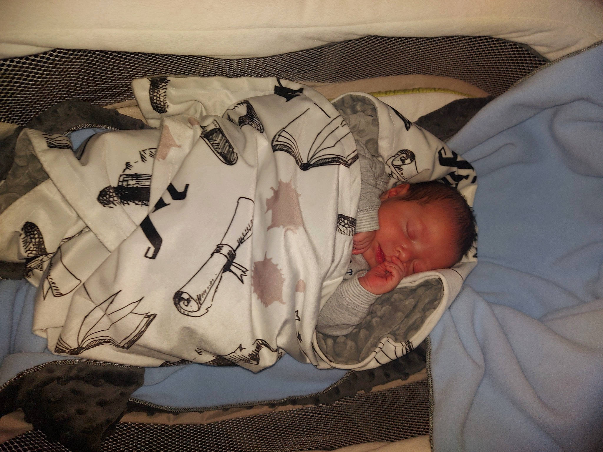 Lyam a rejoint le concours — aidez-le/la à gagner de superbes lots ! baby, baby_products, baby_safety, baby_sleeping, baby_toddler_clothing, bed, bed_sheet, bedding, bedtime, carmine, child, comfort, infant_bed, linens, nap, pattern, person, room, sleep, sleeve