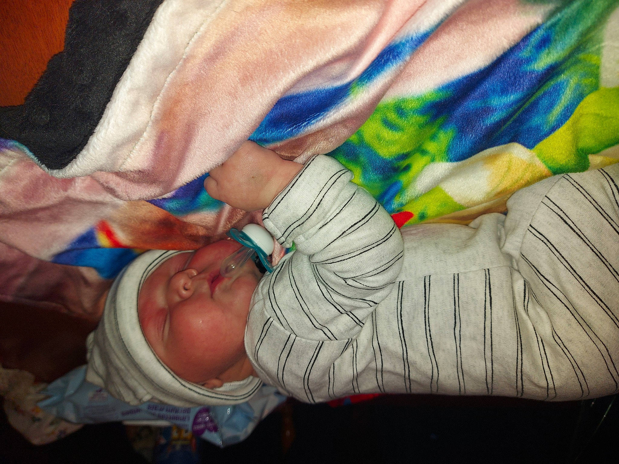 Lyam participe au concours pour gagner de l'argent avec cette photo : abdomen, baby, chest, child, comfort, elbow, finger, gesture, grass, happy, hat, head, headwear, human, human_leg, mouth, person, smile, thumb, toddler