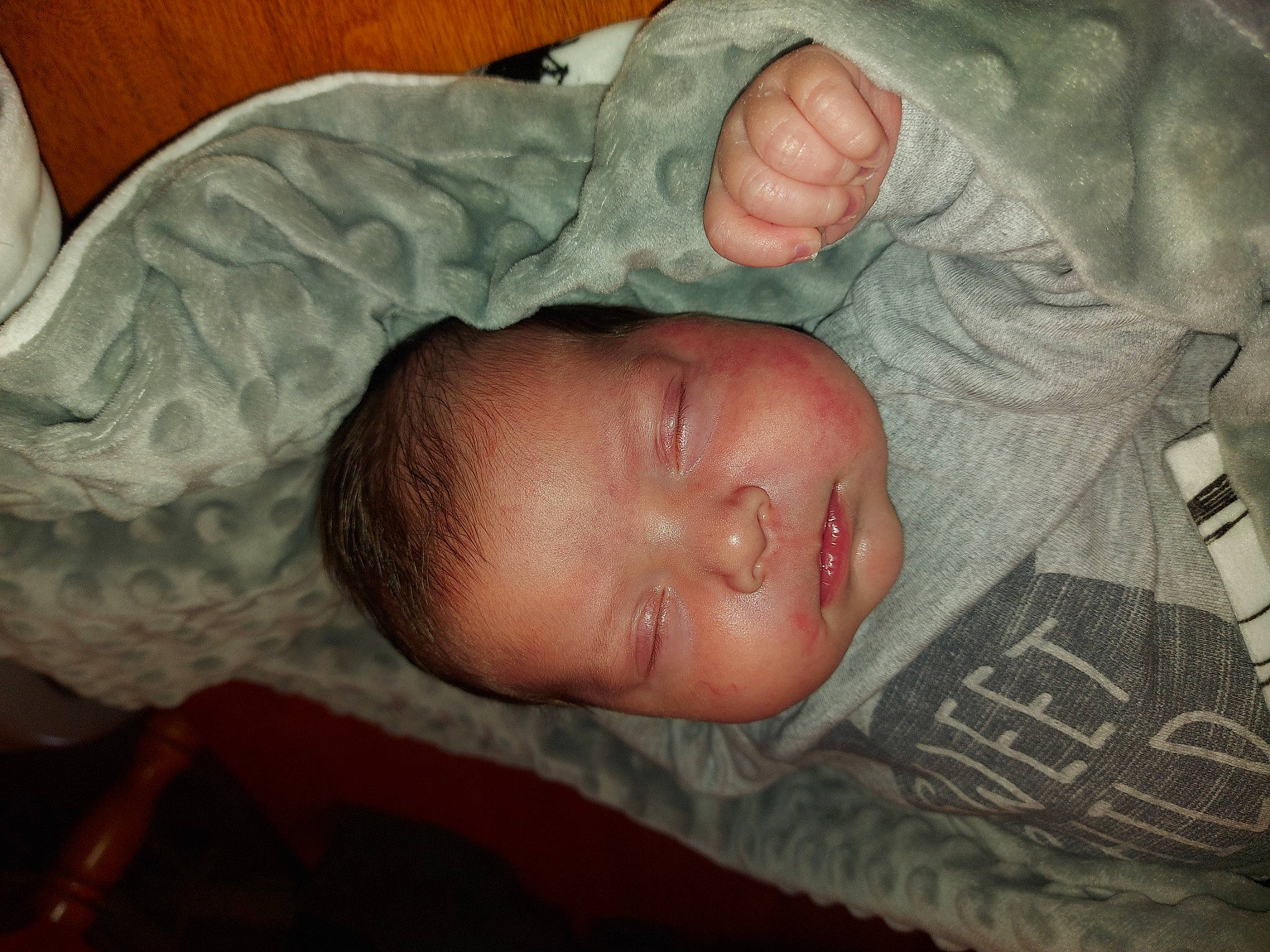 Lyam participe au concours pour gagner de l'argent avec cette photo : baby, baby_toddler_clothing, bedtime, cheek, child, chin, comfort, eye, finger, forehead, gesture, hand, iris, mouth, nap, nose, person, skin, sleeve, thumb