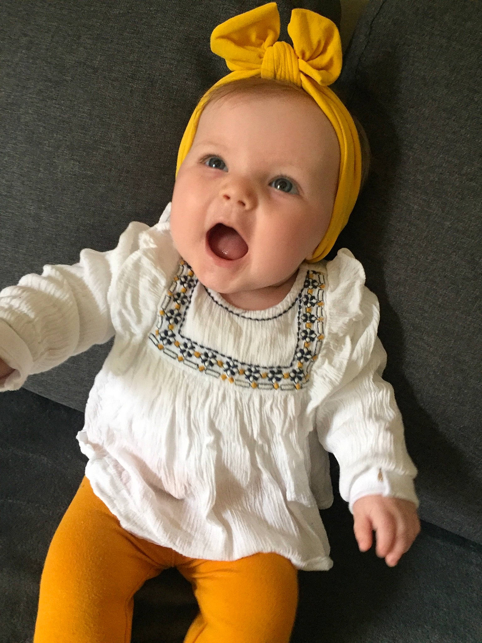 Cloé participe au concours pour gagner de l'argent avec cette photo : baby, baby_products, baby_toddler_clothing, costume, costume_accessory, costume_hat, hair_accessory, headband, headpiece, orange, person, toddler