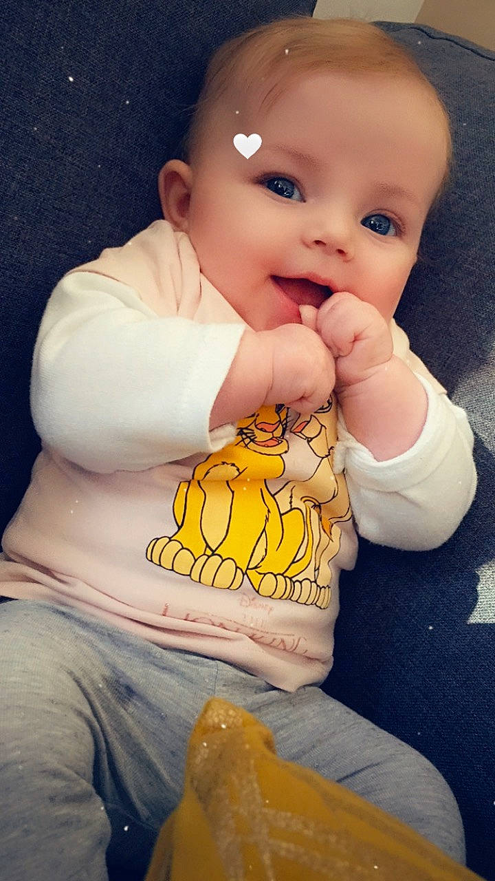 Cloé participe au concours pour gagner de l'argent avec cette photo : abdomen, baby_toddler_clothing, cheek, child, cool, elbow, finger, hand, human, joint, muscle, organ, person, product, skin, sleeve, standing, stomach, thumb, trunk