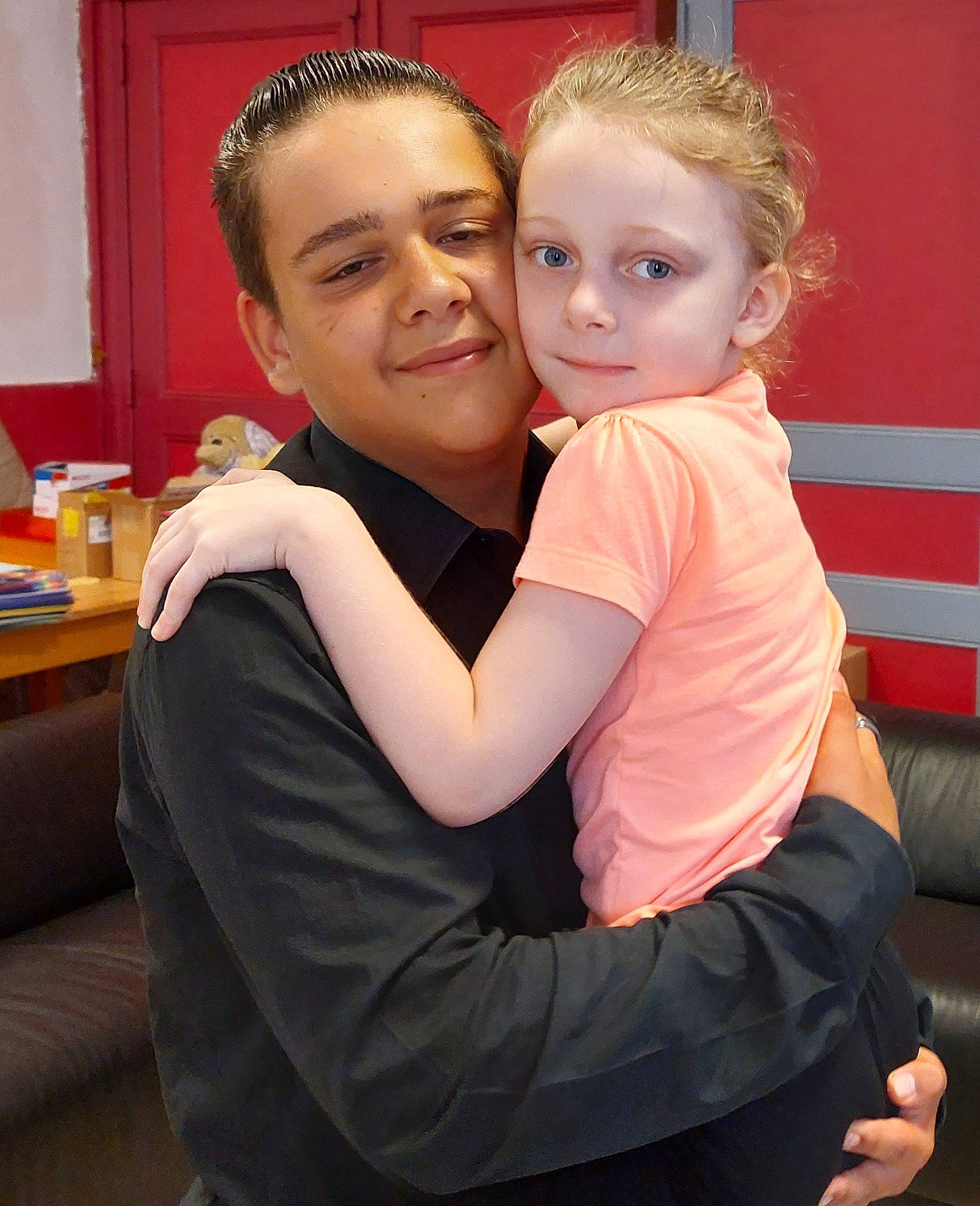 Flavia participe au concours pour gagner de l'argent avec cette photo : arm, blond, child, comfort, couch, curtain, event, eye, face, fashion_design, flash_photography, formal_wear, fun, gesture, hair, happy, head, hug, joy, organ