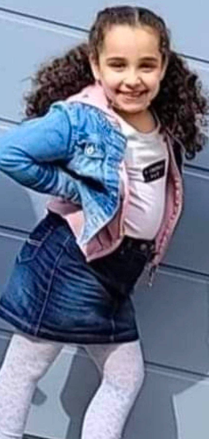 Iness a rejoint le concours — aidez-le/la à gagner de superbes lots ! blue, clothing, denim, electric_blue, fashion_design, happy, human_body, joy, long_hair, outerwear, person, photograph, purple, sleeve, smile, snapshot, standing, t_shirt, thigh, thumb