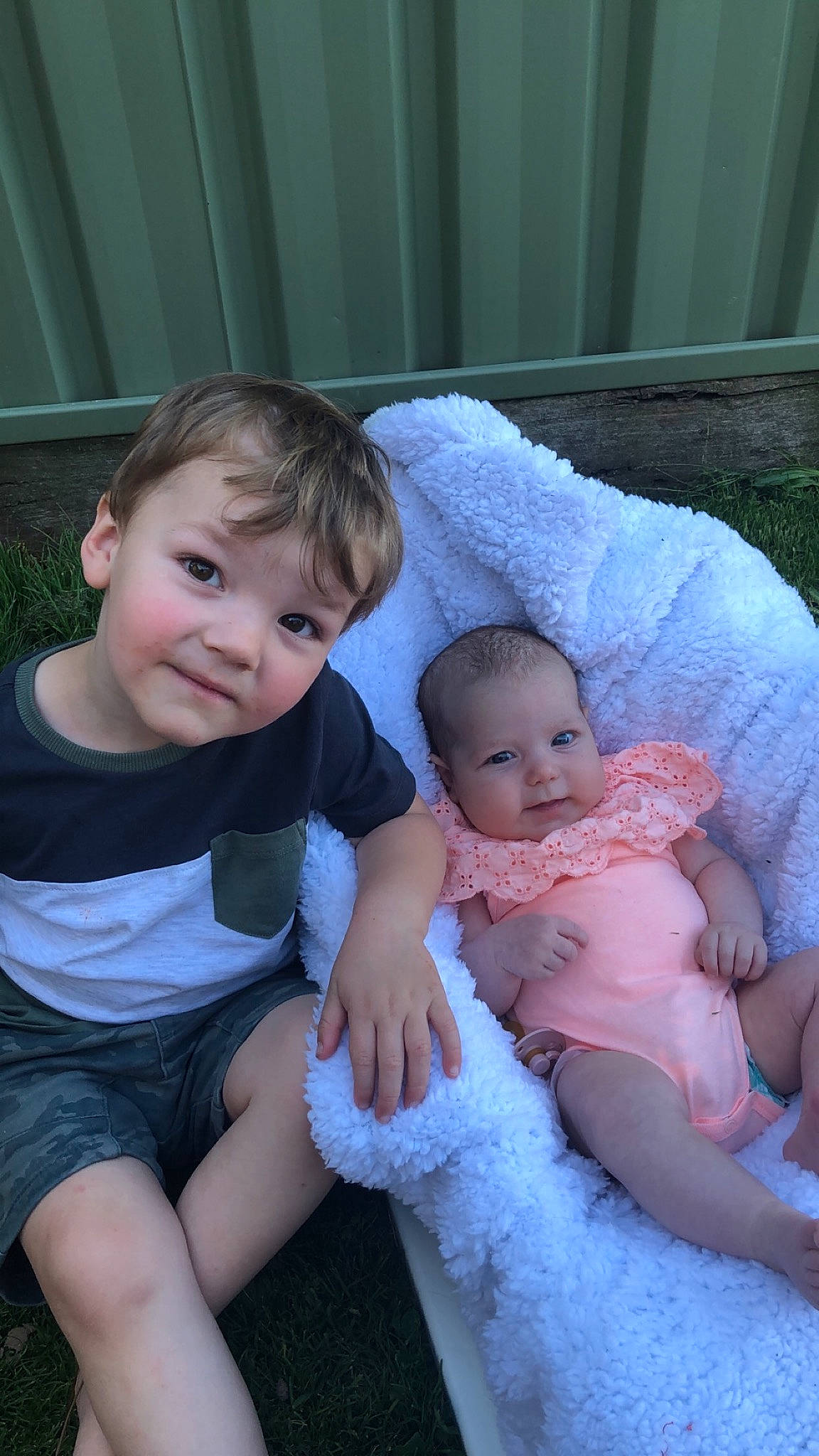 Oscar is registered to the contest to win money with this photo: baby, child, cousin, daughter, people, person, sibling, toddler