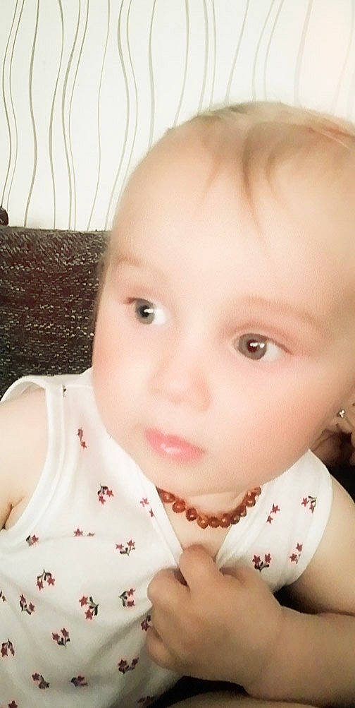 Inaya a rejoint le concours — aidez-le/la à gagner de superbes lots ! baby, baby_toddler_clothing, cheek, child, chin, collar, ear, eyebrow, eyelash, finger, happy, iris, lip, mouth, neck, no_expression, nose, person, skin, sleeve