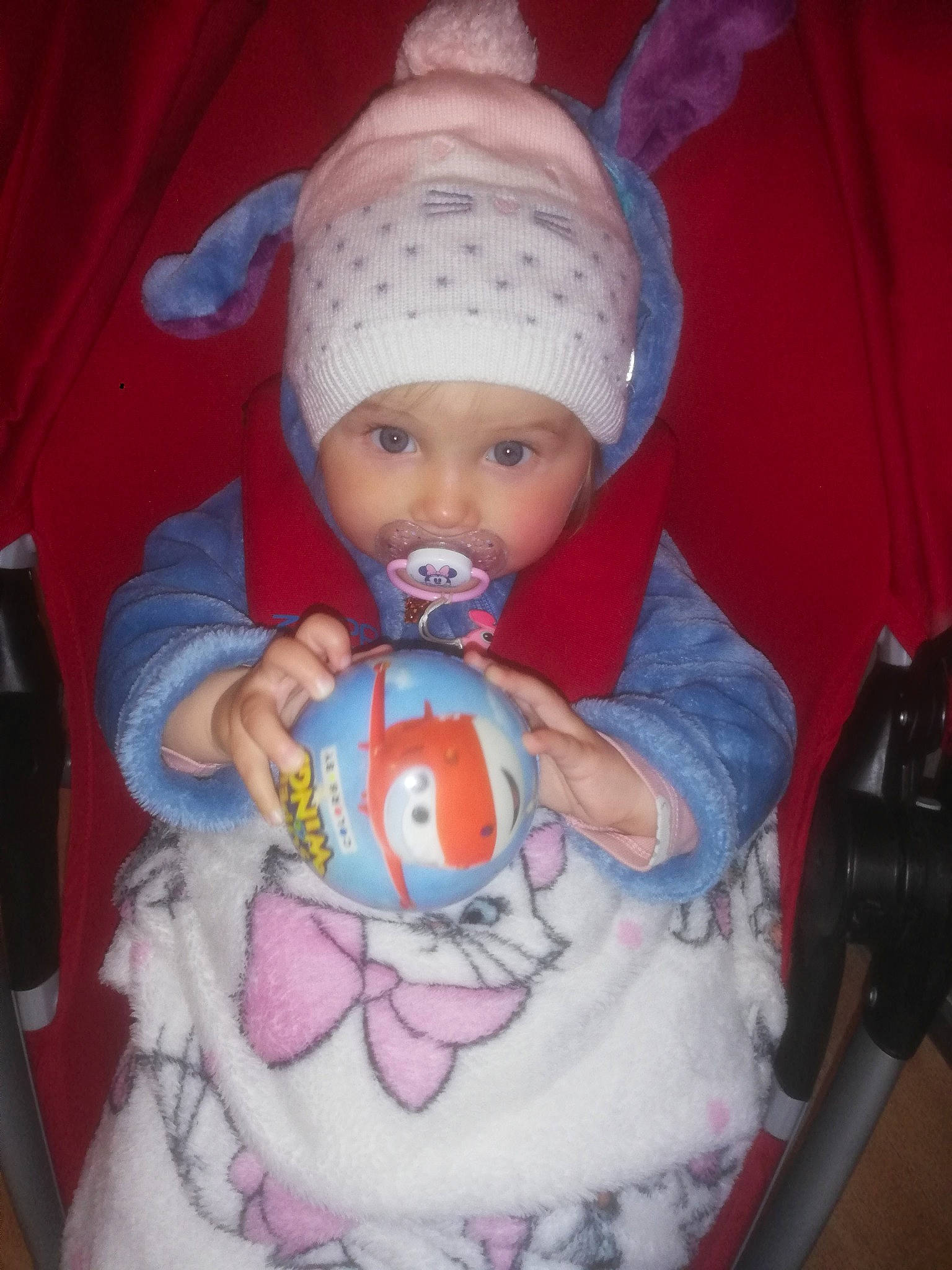 Inaya participe au concours pour gagner de l'argent avec cette photo : baby, baby_toddler_clothing, cap, cheek, eye, face, finger, fun, hand, head, headgear, headwear, human_body, lap, lip, mouth, nose, person, pink, skin