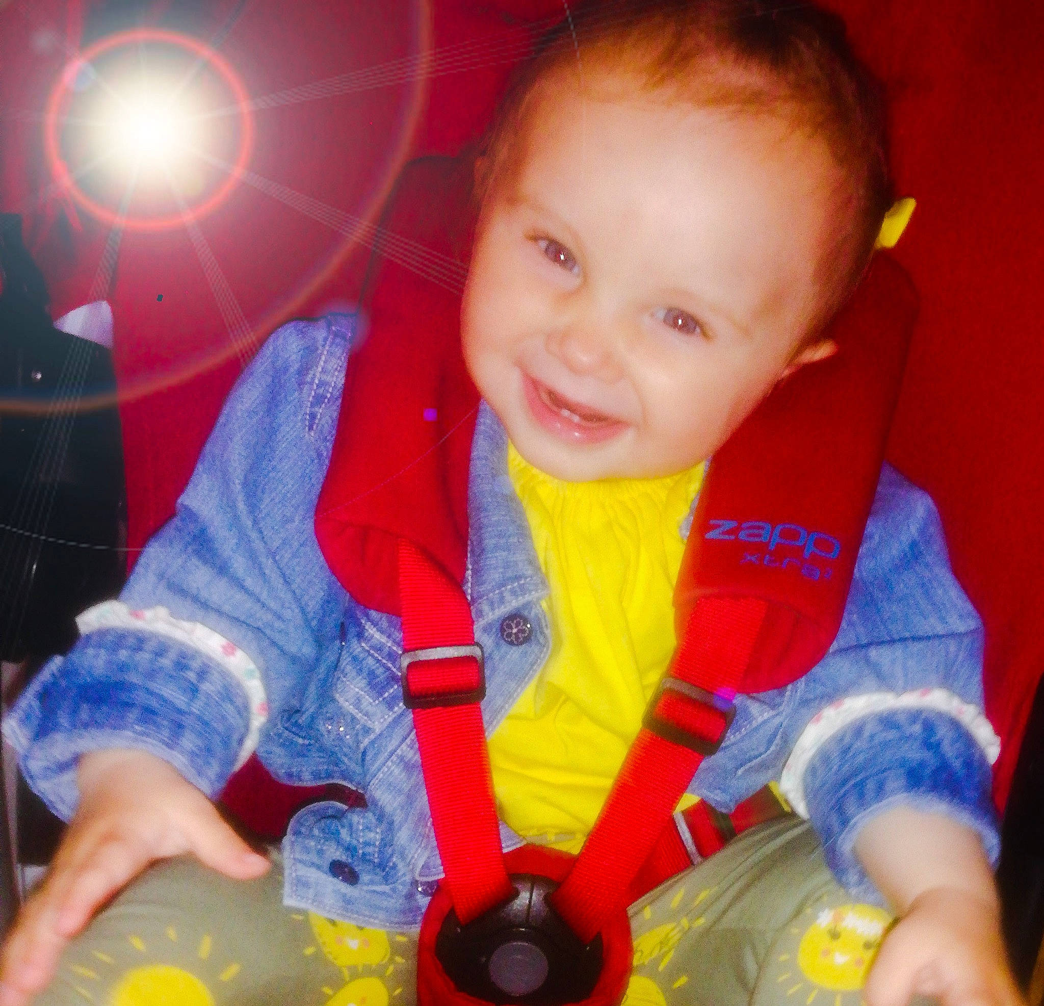 Inaya a rejoint le concours — aidez-le/la à gagner de superbes lots ! arm, baby, cheek, cool, finger, fun, hairstyle, happy, human_body, iris, joy, light, mouth, nose, orange, person, skin, smile, space, thumb