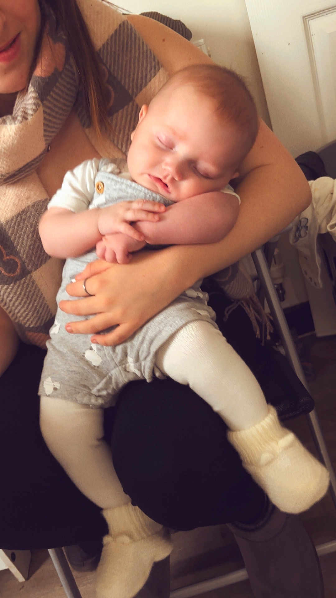 Lyra a rejoint le concours — aidez-le/la à gagner de superbes lots ! baby, sleeping, adult, arms, scarf, clothing, indoor, chair, blanket, cozy, booties, person, toddler, holding, comfort, peaceful, face, hands, home, resting