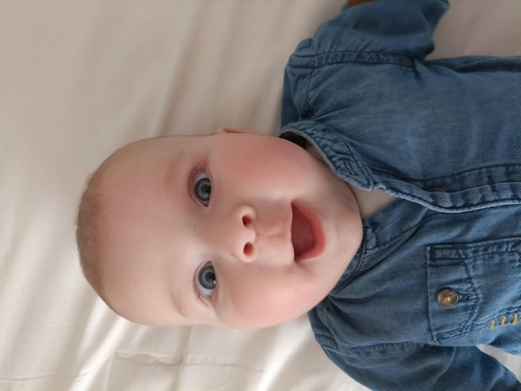Oliver a rejoint le concours — aidez-le/la à gagner de superbes lots ! baby, baby_toddler_clothing, cheek, child, clothing, denim, electric_blue, flash_photography, happy, lip, nose, outerwear, person, portrait_photography, sitting, sleeve, smile, toddler