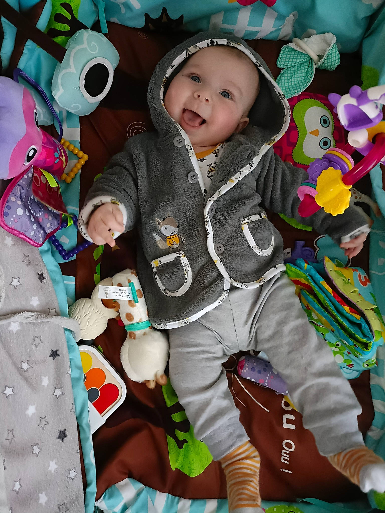 Oliver a rejoint le concours — aidez-le/la à gagner de superbes lots ! baby, baby_toddler_clothing, child, costume, costume_hat, event, fun, happy, hat, head, headwear, holiday, leisure, person, sitting, smile, stuffed_toy, textile, toddler, tradition