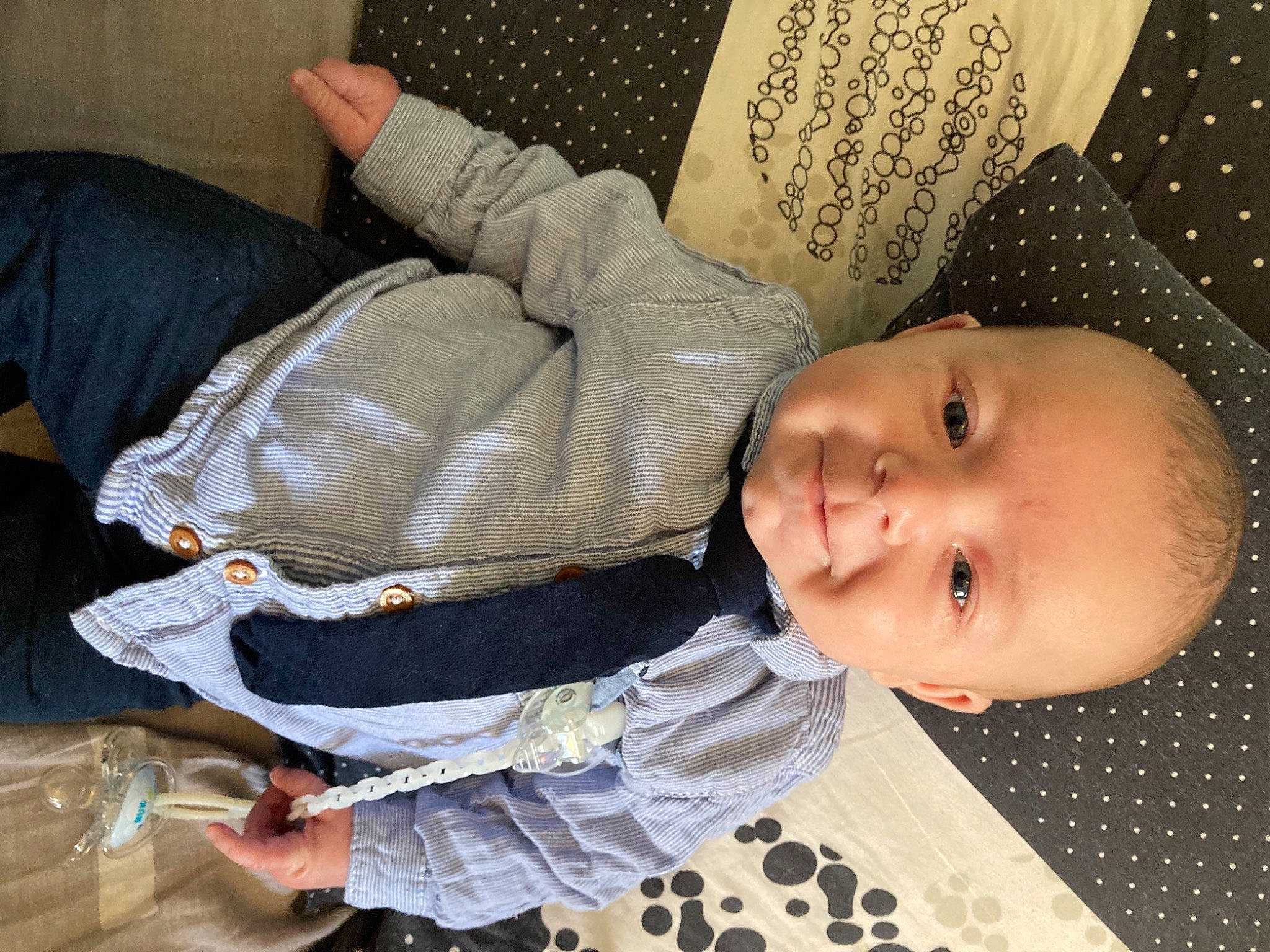 Benjamin a rejoint le concours — aidez-le/la à gagner de superbes lots ! baby, baby_products, baby_sleeping, baby_toddler_clothing, black, cheek, child, comfort, happy, head, joy, linens, pattern, person, room, sitting, sleeve, smile, textile, toddler