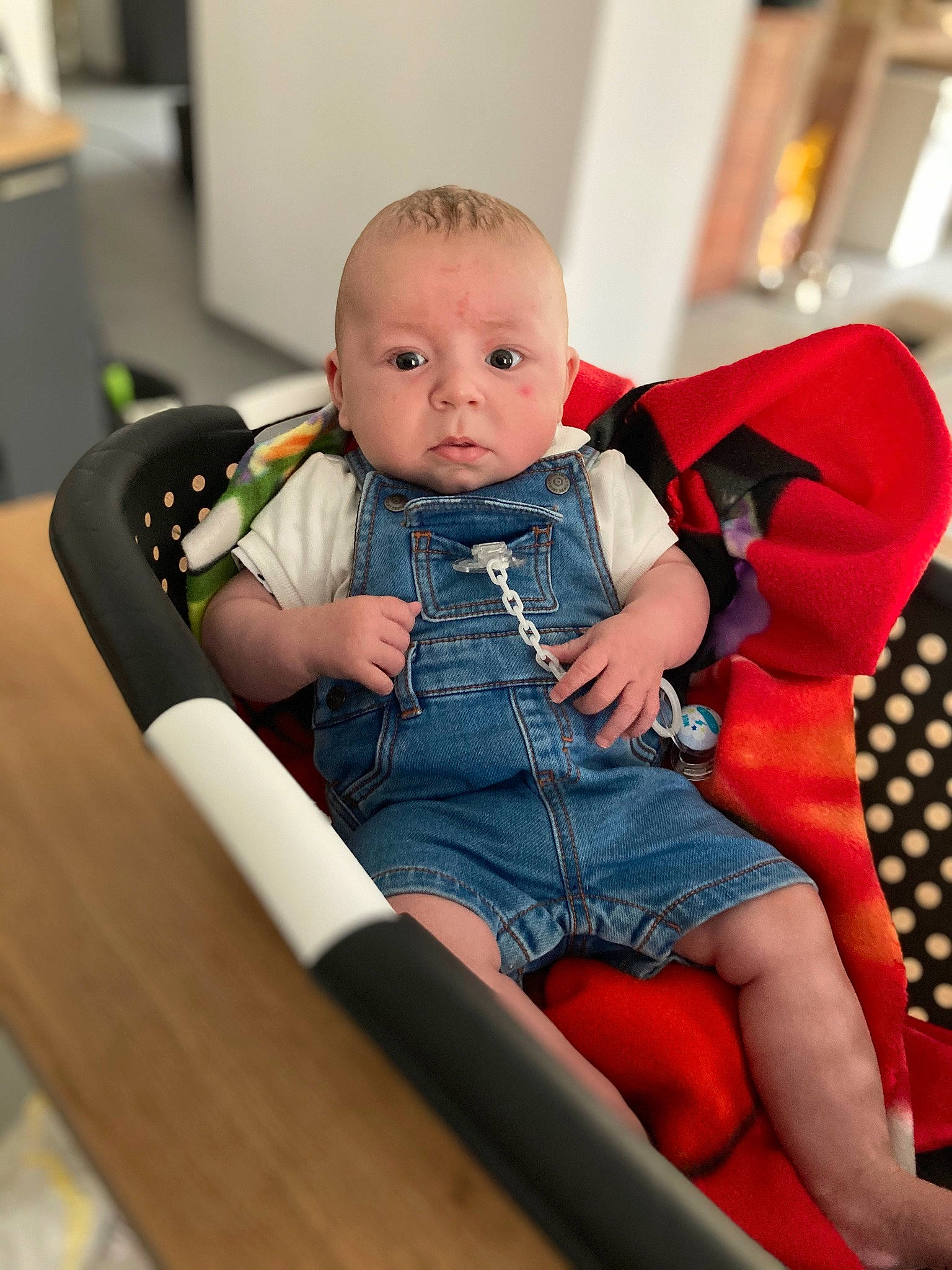 Benjamin a rejoint le concours — aidez-le/la à gagner de superbes lots ! baby, baby_products, baby_safety, baby_toddler_clothing, chair, cheek, child, comfort, flooring, fun, human_body, human_leg, lap, leisure, person, room, sitting, thigh, toddler, vacation