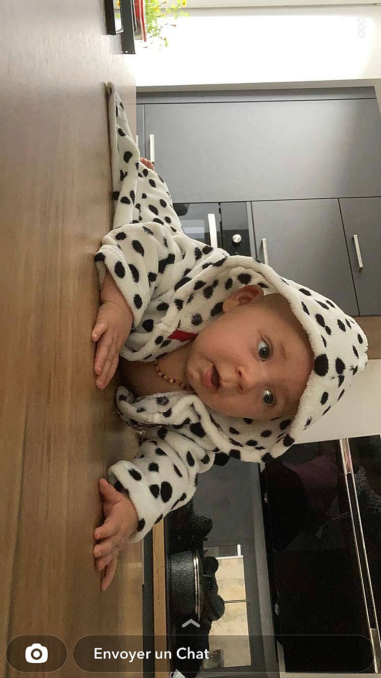 Benjamin a rejoint le concours — aidez-le/la à gagner de superbes lots ! arm, baby_products, baby_toddler_clothing, child, comfort, costume, elbow, flooring, foot, fun, headwear, human_leg, knee, pattern, person, polka_dot, room, sleeve, surprise, thigh