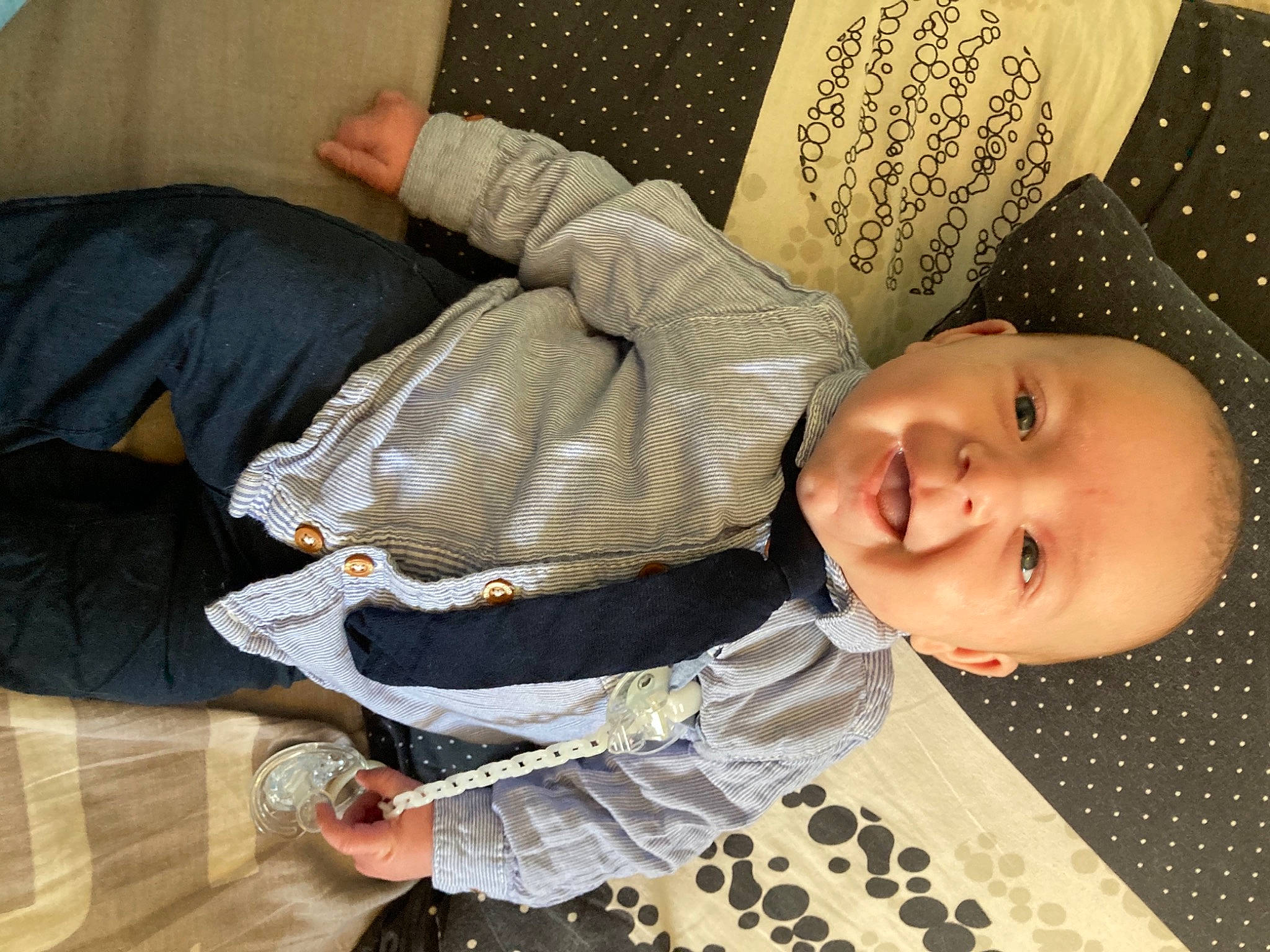 Benjamin a rejoint le concours — aidez-le/la à gagner de superbes lots ! baby, baby_toddler_clothing, cheek, child, comfort, elbow, flooring, happy, hardwood, lap, linens, pattern, person, room, sitting, sleeve, smile, textile, toddler, white