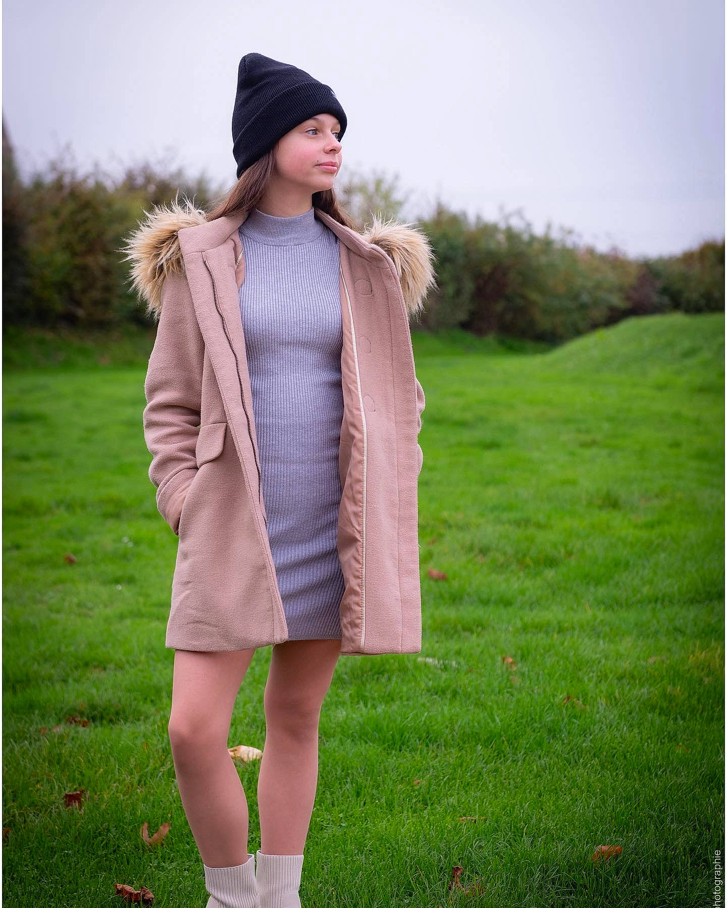 Giuliana participe au concours pour gagner de l'argent avec cette photo : blazer, cap, electric_blue, fashion_design, fur_clothing, grass, grassland, headwear, knee, long_hair, neck, outerwear, overcoat, person, pink, plant, shoe, shoulder, sky, sleeve