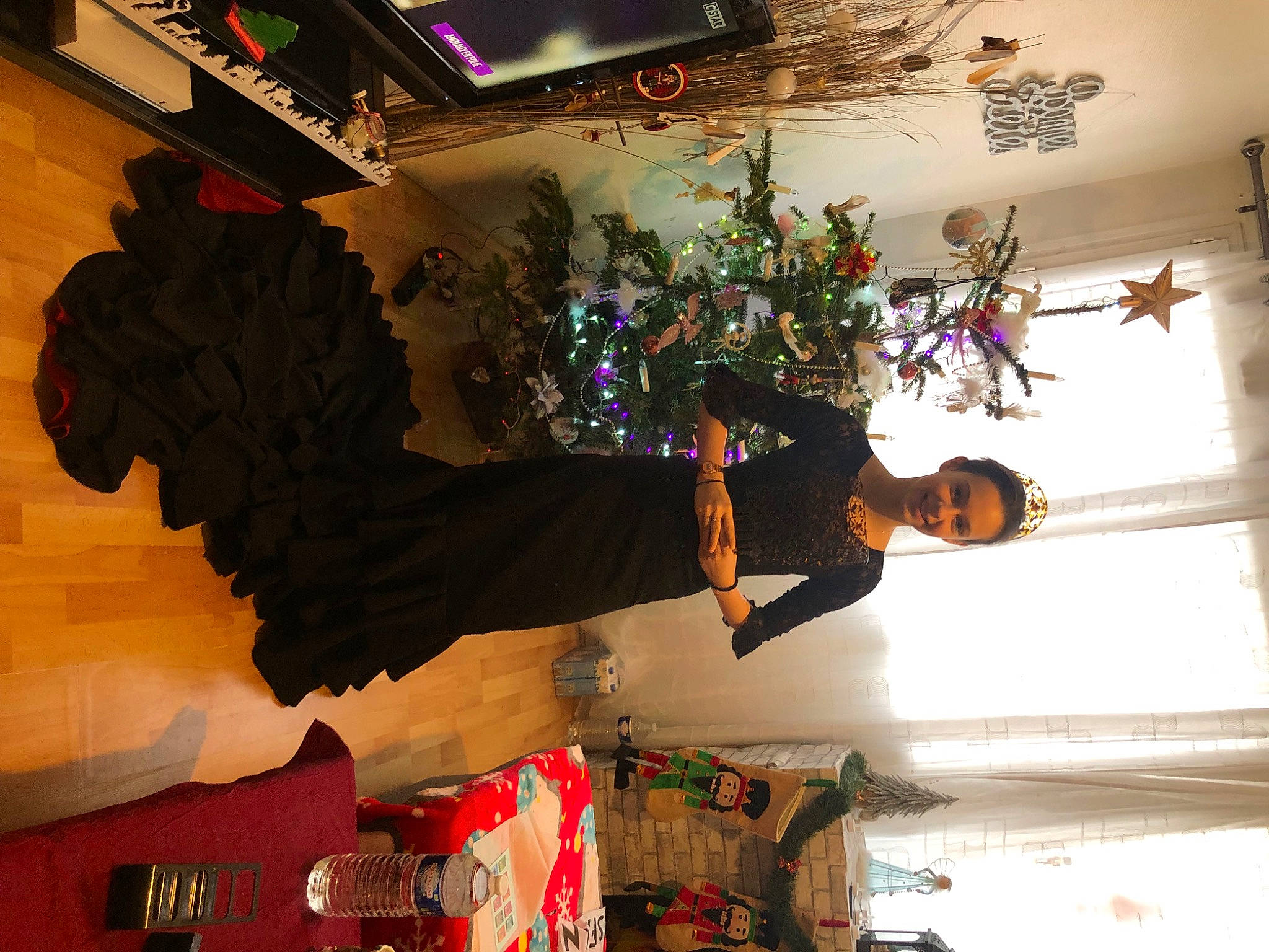 Giuliana a rejoint le concours — aidez-le/la à gagner de superbes lots ! art, carmine, ceiling, christmas, christmas_decoration, christmas_eve, christmas_ornament, dress, event, fun, holiday, interior_design, joy, ornament, person, plant, room, tradition, tree, visual_arts