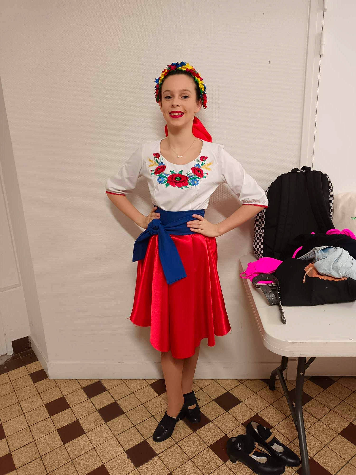 Giuliana a rejoint le concours — aidez-le/la à gagner de superbes lots ! abdomen, bag, belt, costume, electric_blue, event, fashion_accessory, fashion_design, happy, human_leg, jewellery, joy, knee, luggage_and_bags, magenta, person, sandal, smile, thigh, trunk