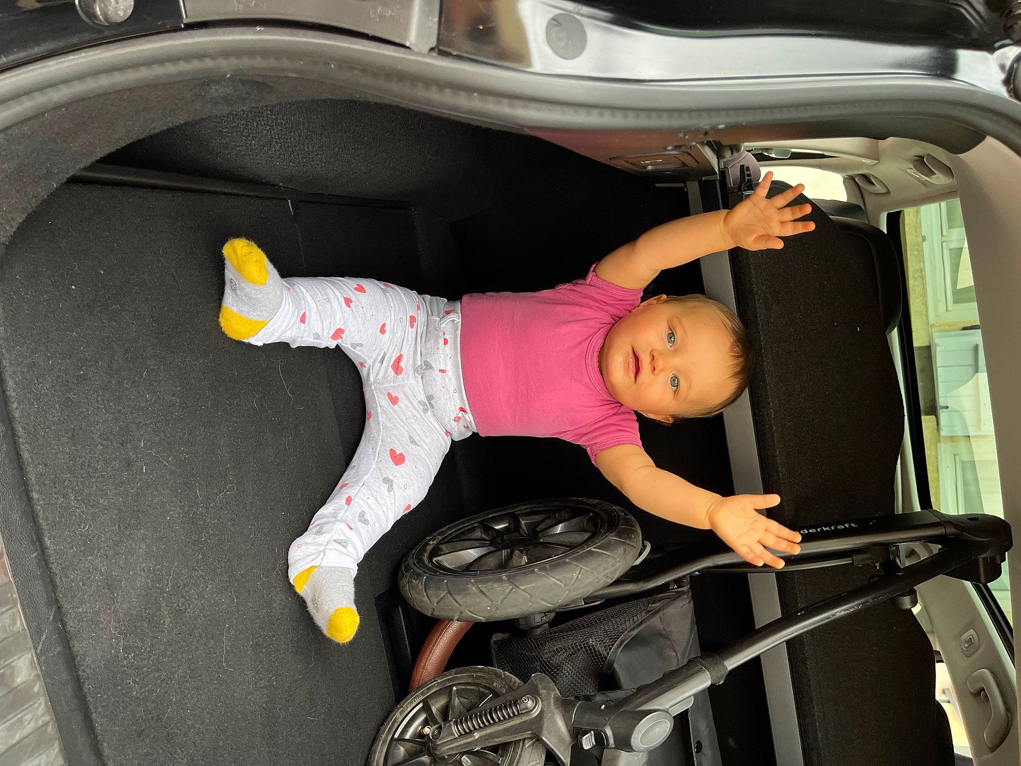 Elya participe au concours pour gagner de l'argent avec cette photo : auto_part, automotive_design, automotive_exterior, automotive_lighting, automotive_tire, bumper, car, fender, hood, land_vehicle, mode_of_transport, motor_vehicle, person, rim, t_shirt, tire, toddler, trunk, vehicle, vehicle_door