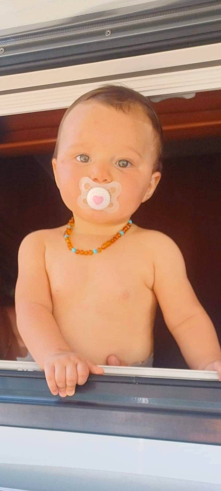 Elya participe au concours pour gagner de l'argent avec cette photo : baby, baby_bathing, baby_grabbing_for_something, bathing, cheek, chest, ear, eyebrow, eyelash, finger, fun, gesture, iris, lip, mouth, muscle, neck, nose, person, skin