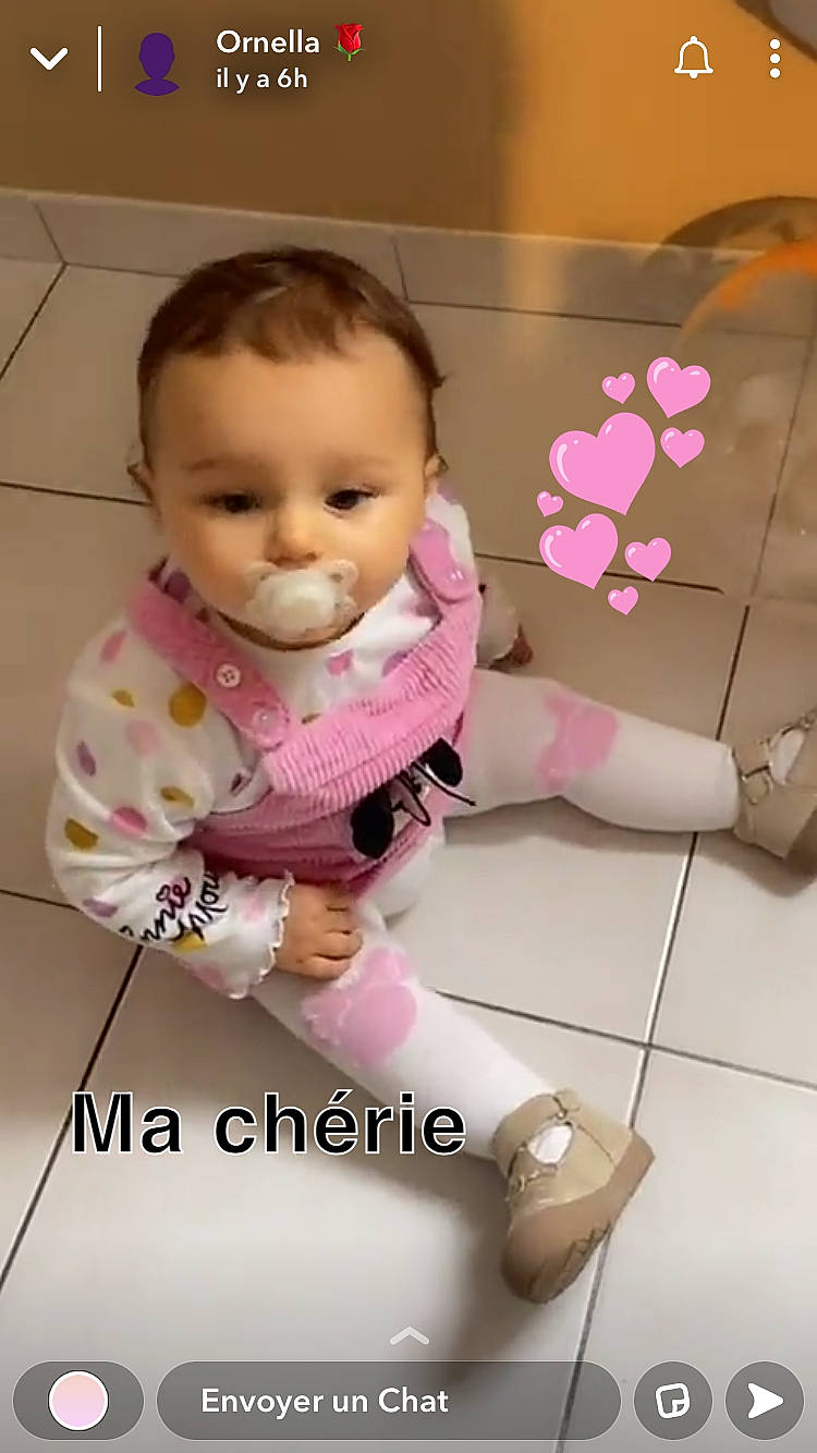Elya participe au concours pour gagner de l'argent avec cette photo : baby, baby_products, baby_safety, baby_toddler_clothing, cheek, child, facial_expression, finger, floor, flooring, happy, mammal, person, pink, product, sitting, skin, sleeve, textile, toddler