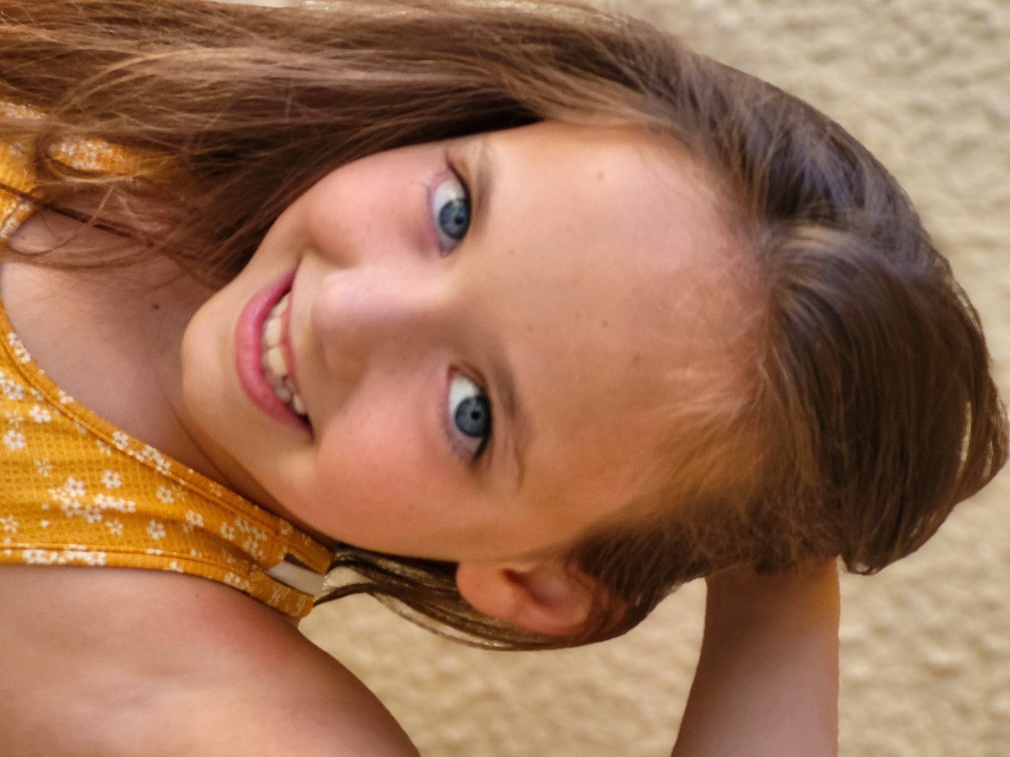 Typhaine participe au concours pour gagner de l'argent avec cette photo : black_hair, brown_hair, cheek, chin, dress, eye, eyebrow, eyelash, face, flash_photography, fun, happy, iris, joy, lip, long_hair, neck, nose, person, plant