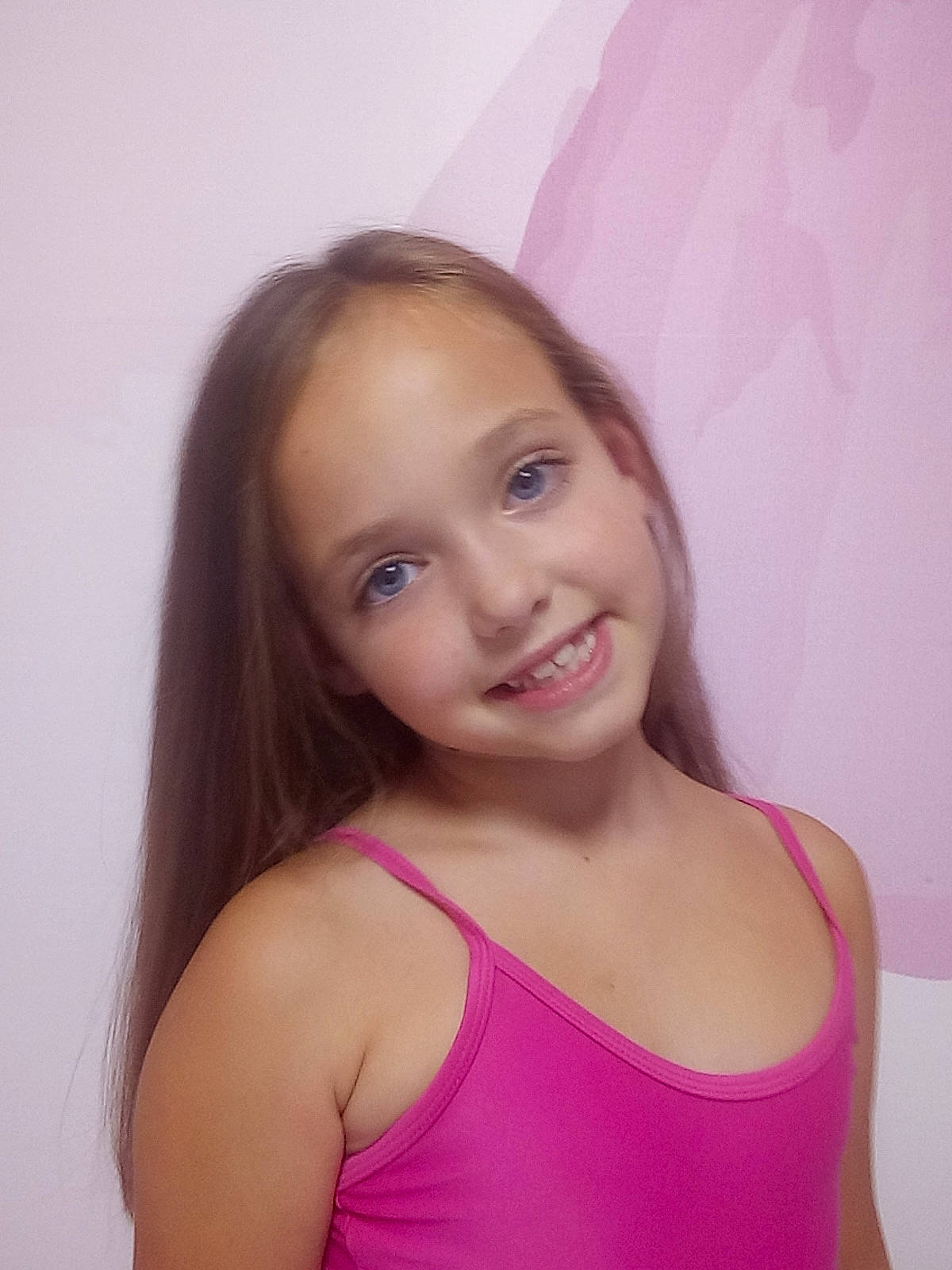 Typhaine a rejoint le concours — aidez-le/la à gagner de superbes lots ! active_tank, camisoles, cheek, chin, eyebrow, eyelash, face, hair, happy, human_body, iris, joy, lip, neck, nose, person, pink, shoulder, sleeveless_shirt, smile