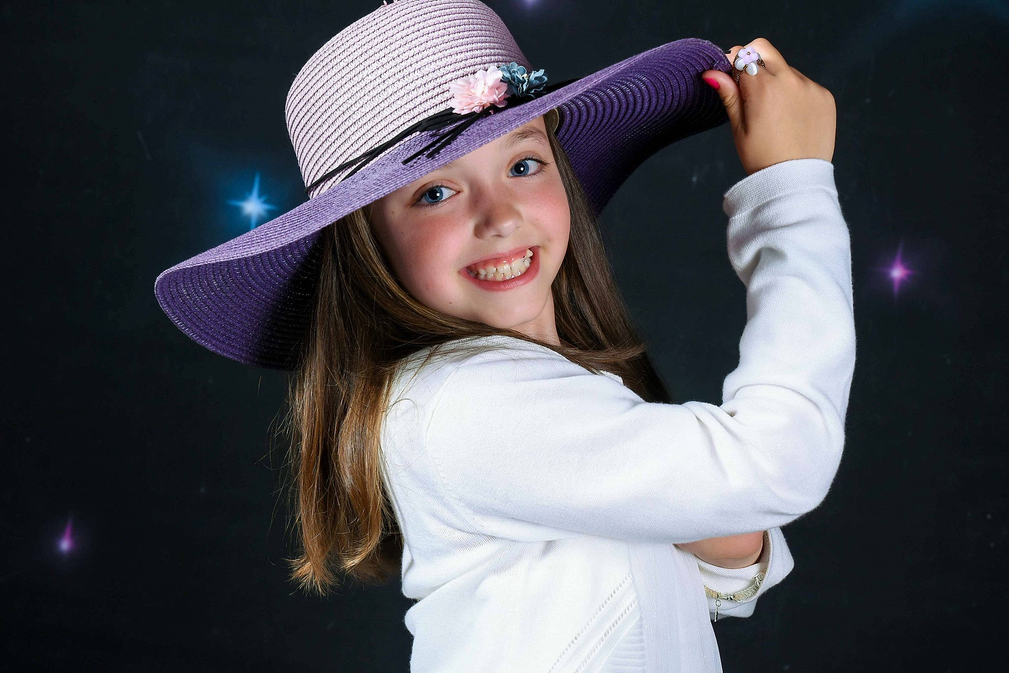 Typhaine participe au concours pour gagner de l'argent avec cette photo : arm, cap, cool, costume_hat, electric_blue, entertainment, event, flash_photography, fun, gesture, glove, happy, hat, headgear, headwear, human_body, joy, lip, person, purple