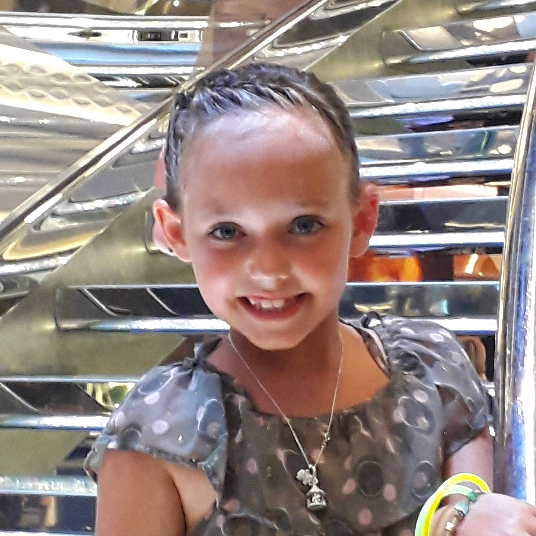 Typhaine participe au concours pour gagner de l'argent avec cette photo : auto_part, automotive_design, bracelet, child, chin, engineering, facial_expression, fun, hairstyle, happy, jewellery, joy, machine, metal, motor_vehicle, person, smile, steel, t_shirt, toddler