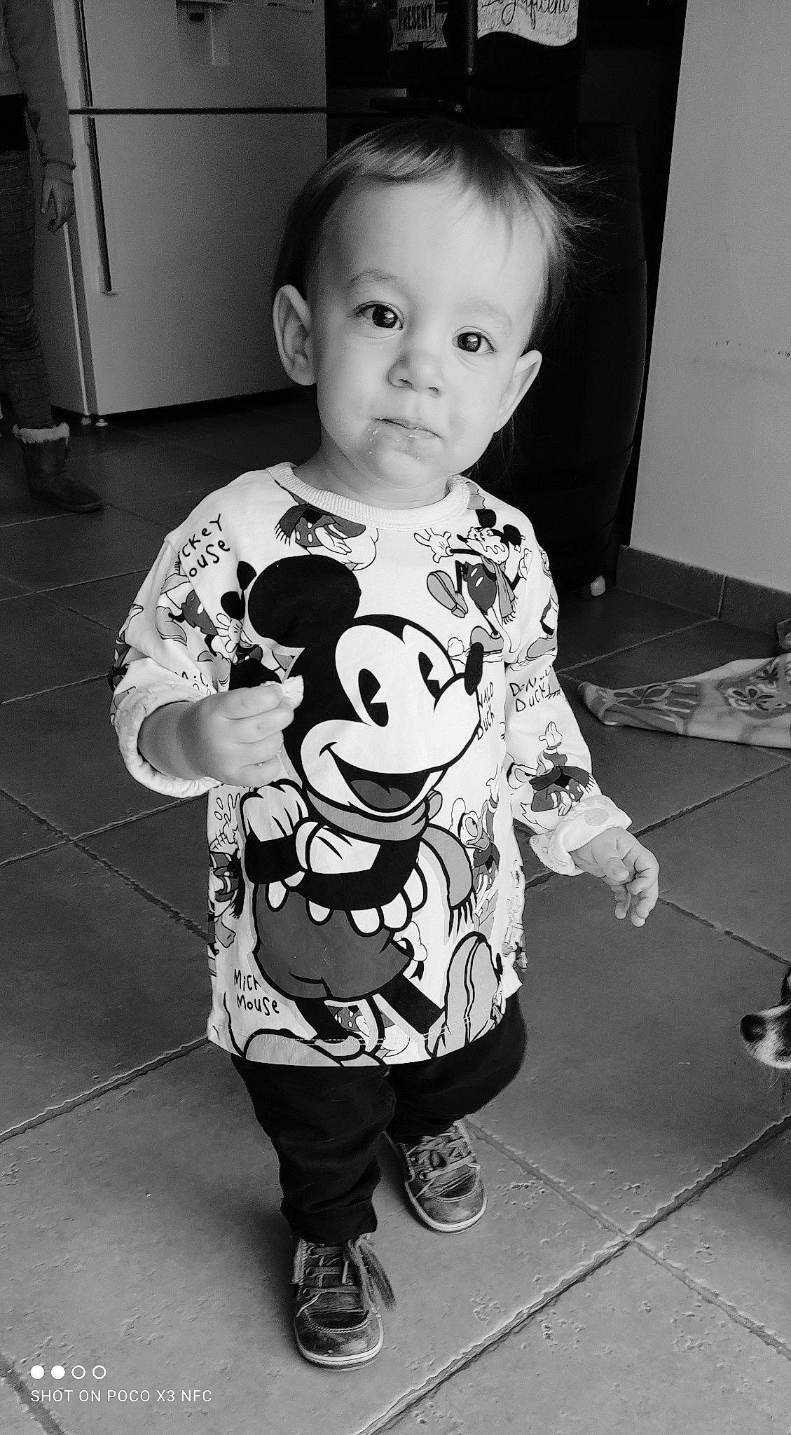 Melvyn a rejoint le concours — aidez-le/la à gagner de superbes lots ! baby_toddler_clothing, black, black_and_white, eye, facial_expression, floor, flooring, happy, head, joint, monochrome, monochrome_photography, people, person, photograph, sleeve, standing, style, t_shirt, toddler
